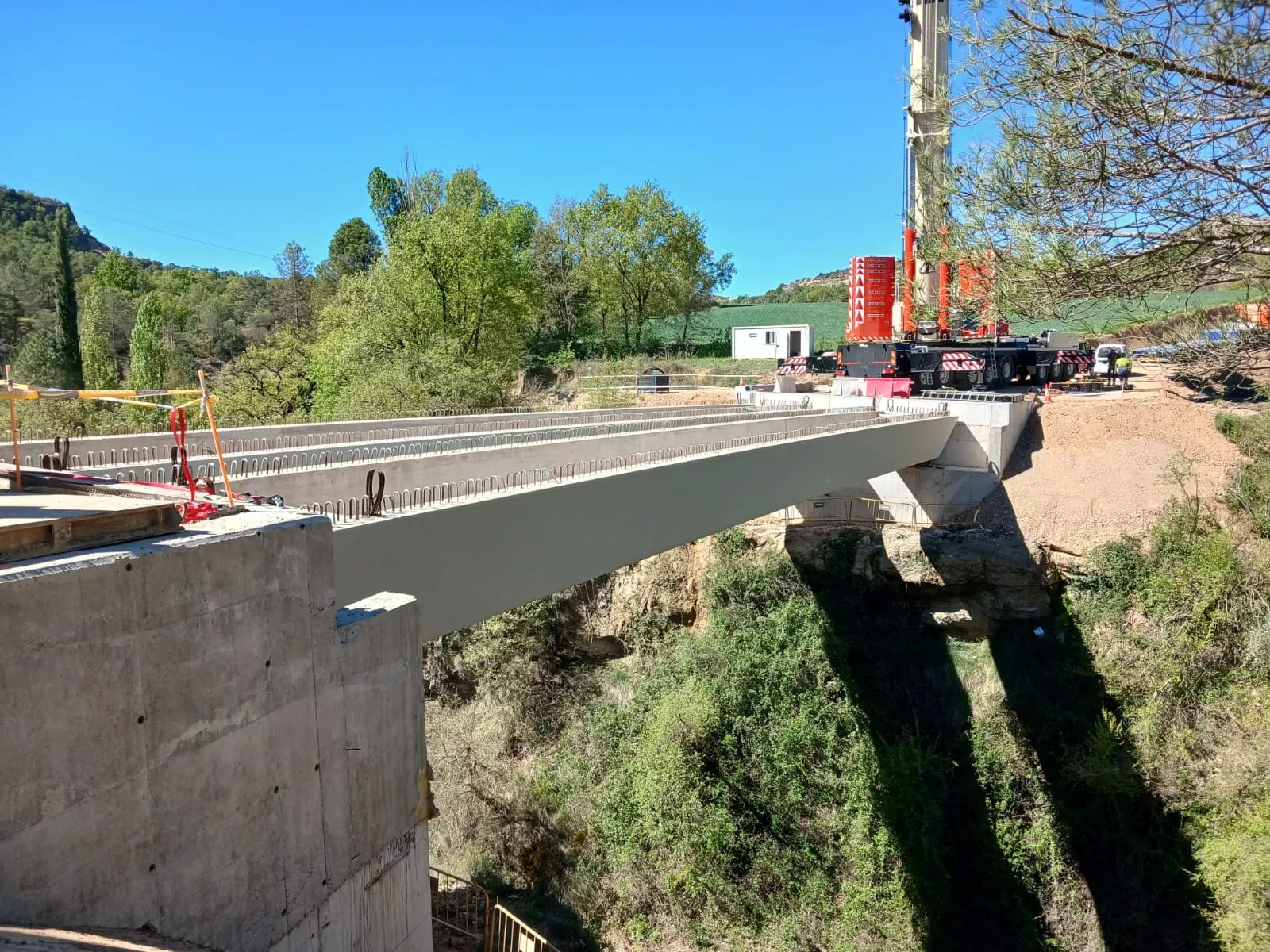 Colocación de vigas en el barranco del Solano
