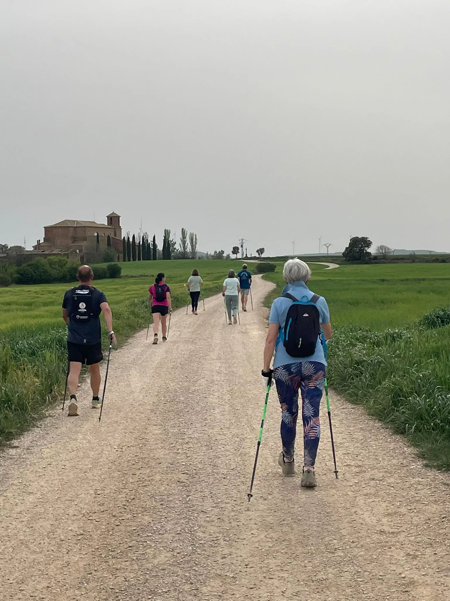 Participantes en el curso de iniciación en Marcha Nórdica de los Javieres con Iván Jaime, llegando a Loreto