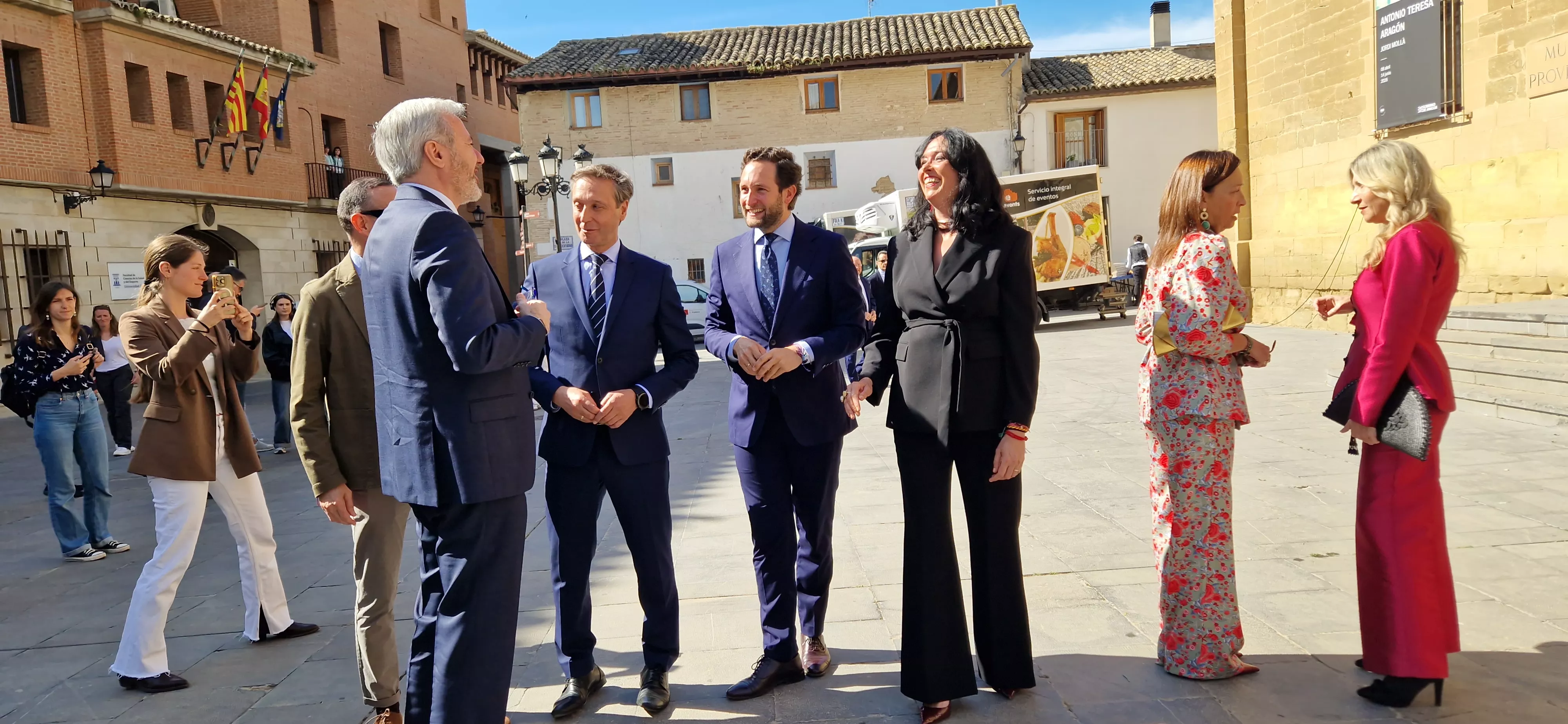 Jorge Azcón y autoridades. Celebración oficial del Día de Aragón en Huesca. Foto Myriam Martínez