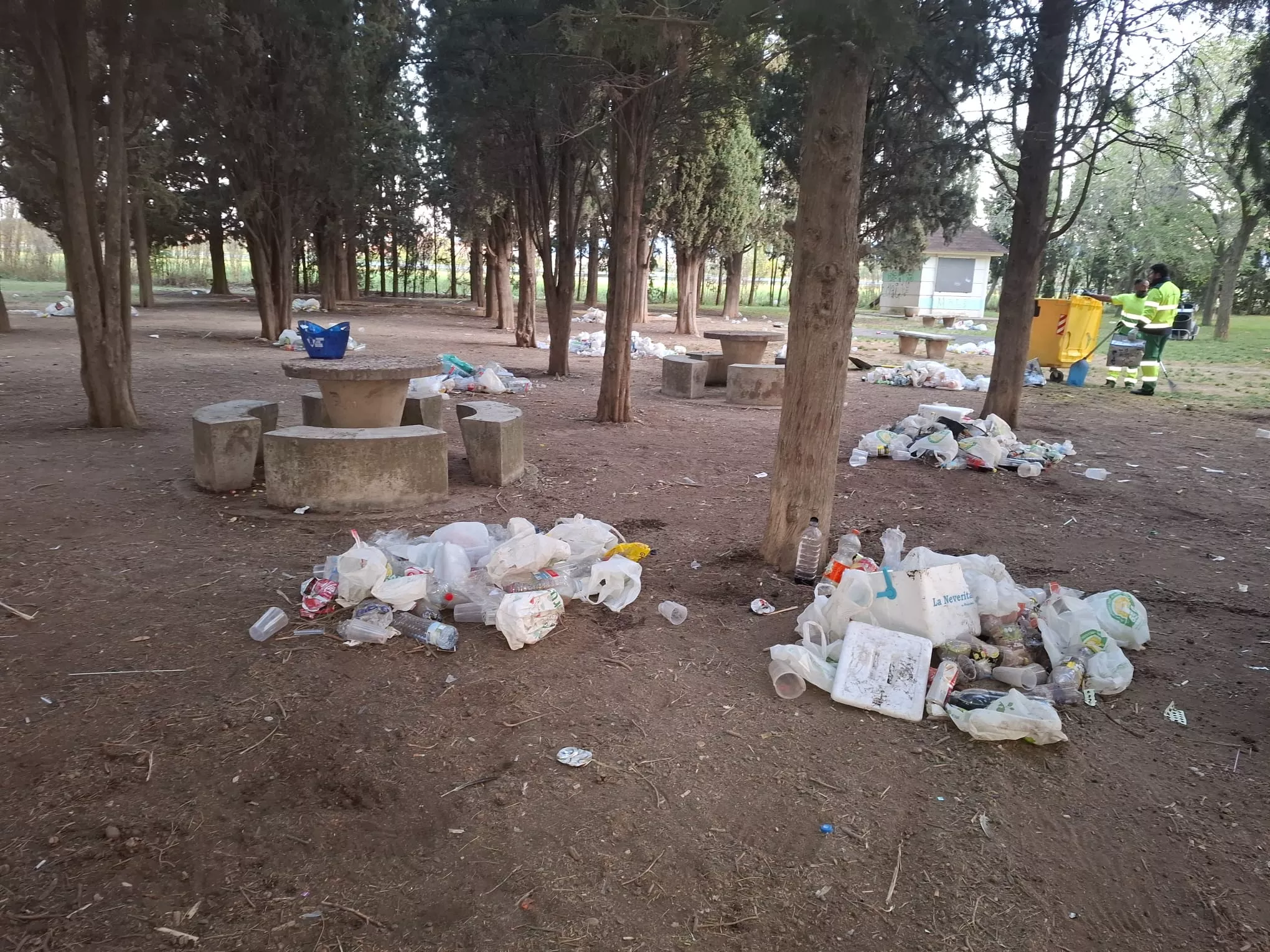 Aspecto de Salas tras la fiesta universitaria. 