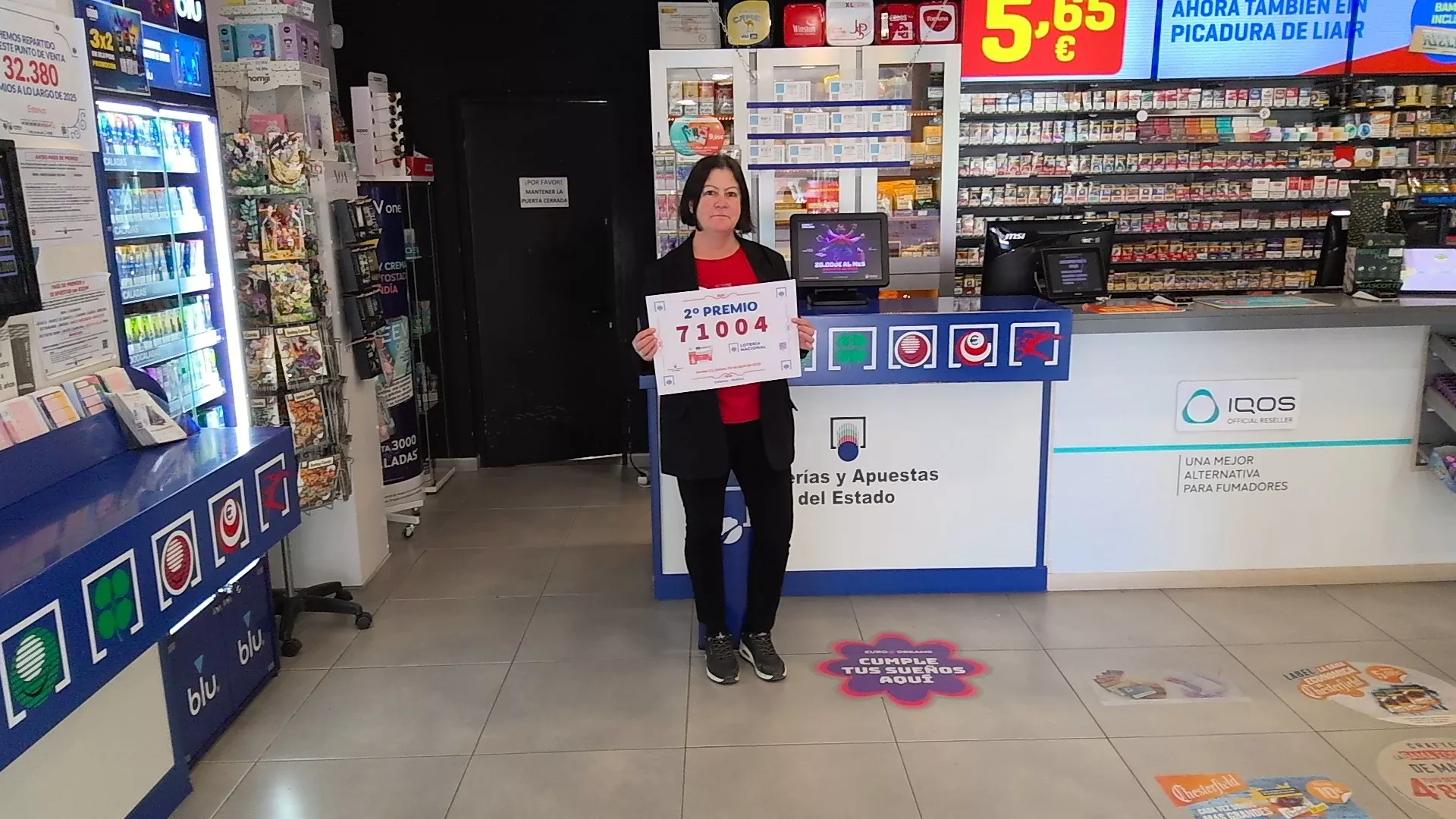 Loli, con el número agraciado en el Estanco Benito en Menéndez Pidal