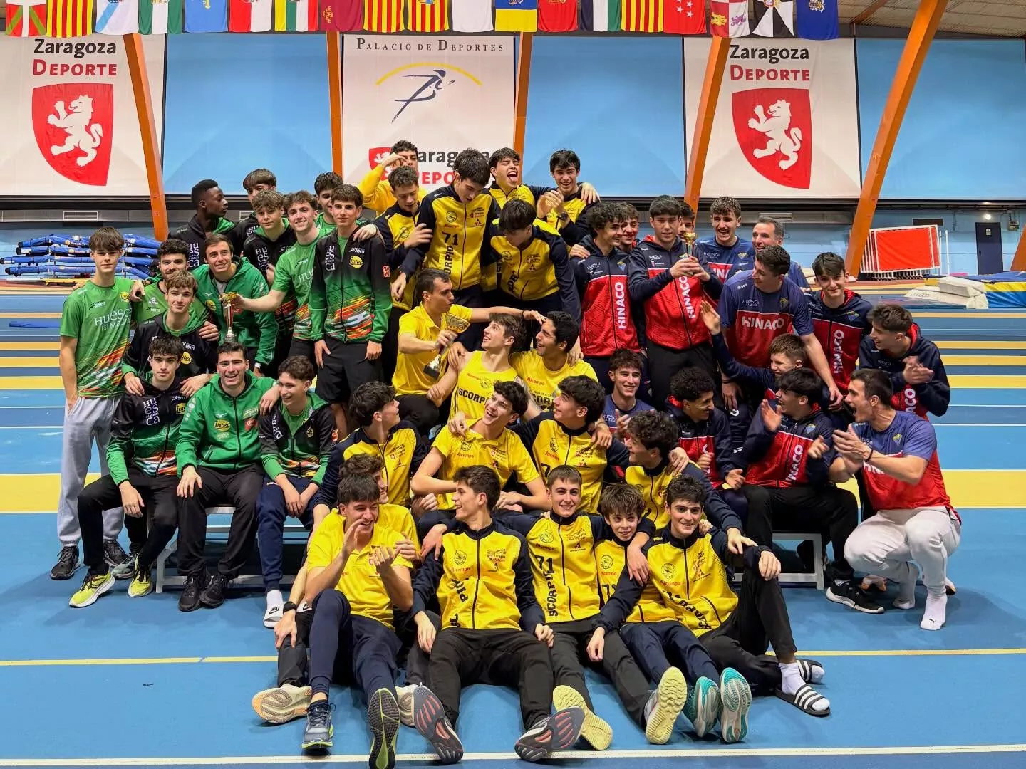 Los equipos masculinos de Intec-Zoiti e Hianco, en el podio del regional de pista cubierta.