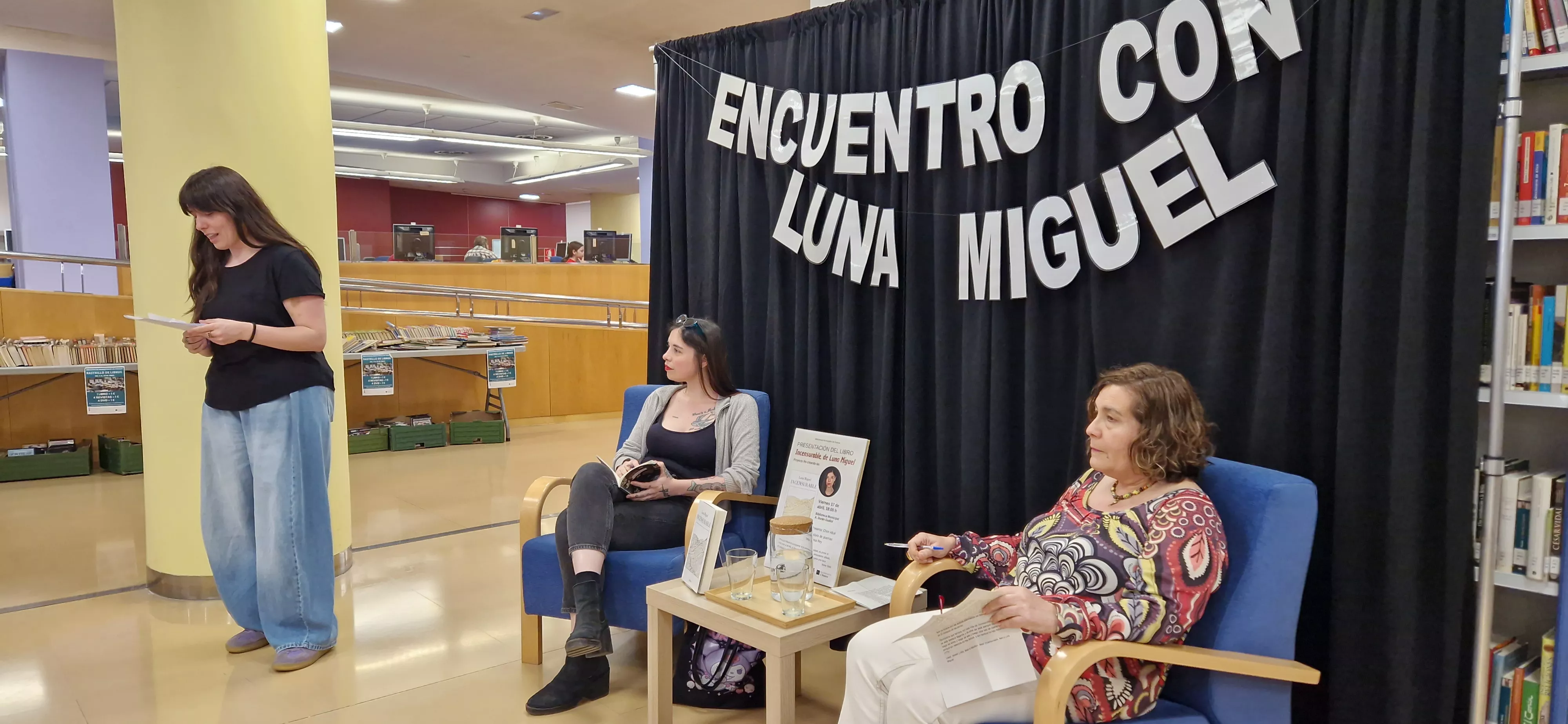 Luna Miguel y Chon Allué en la Biblioteca Durán Gudiol de Huesca. Foto Myriam Martínez