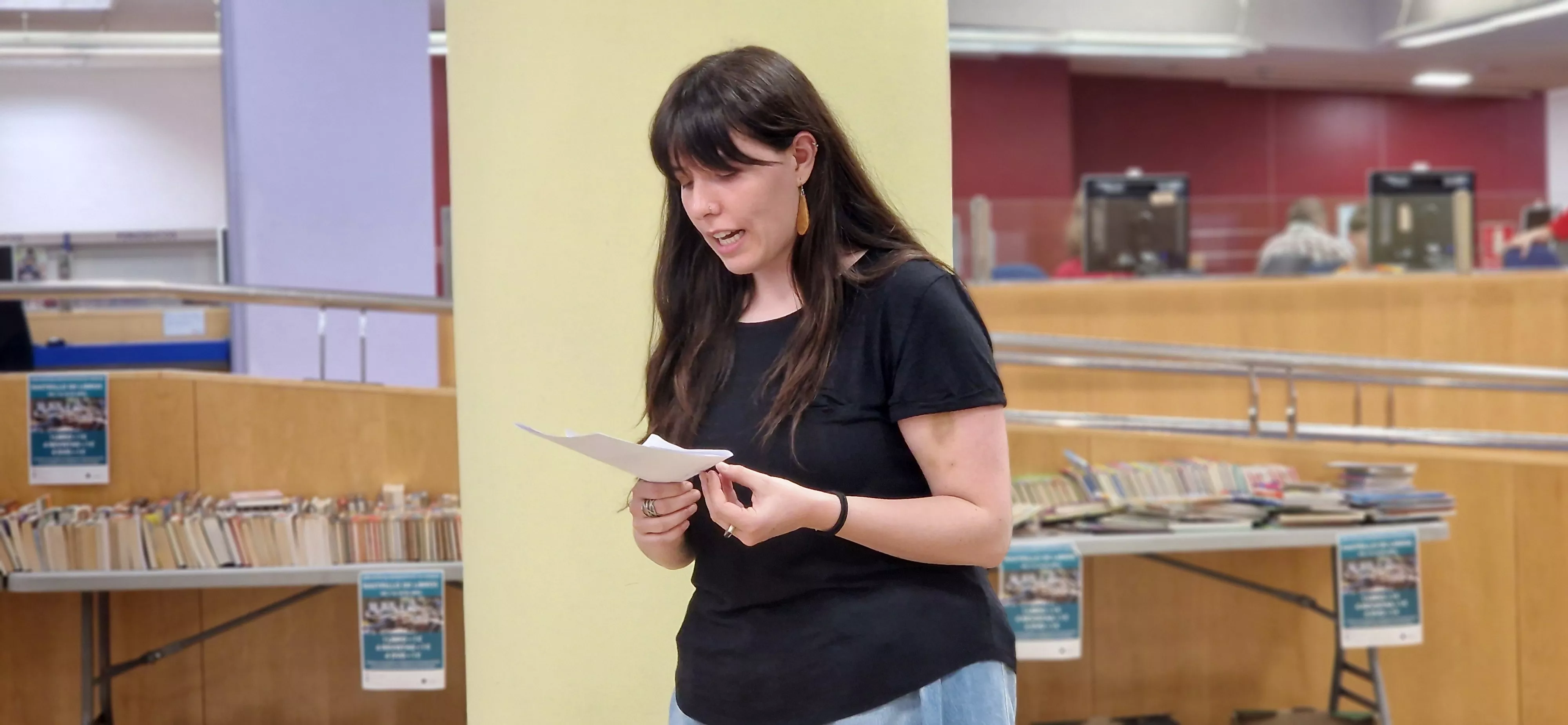 Ana Manzano presentando a Luna Miguel en la Biblioteca Durán Gudiol de Huesca. Foto Myriam Martínez