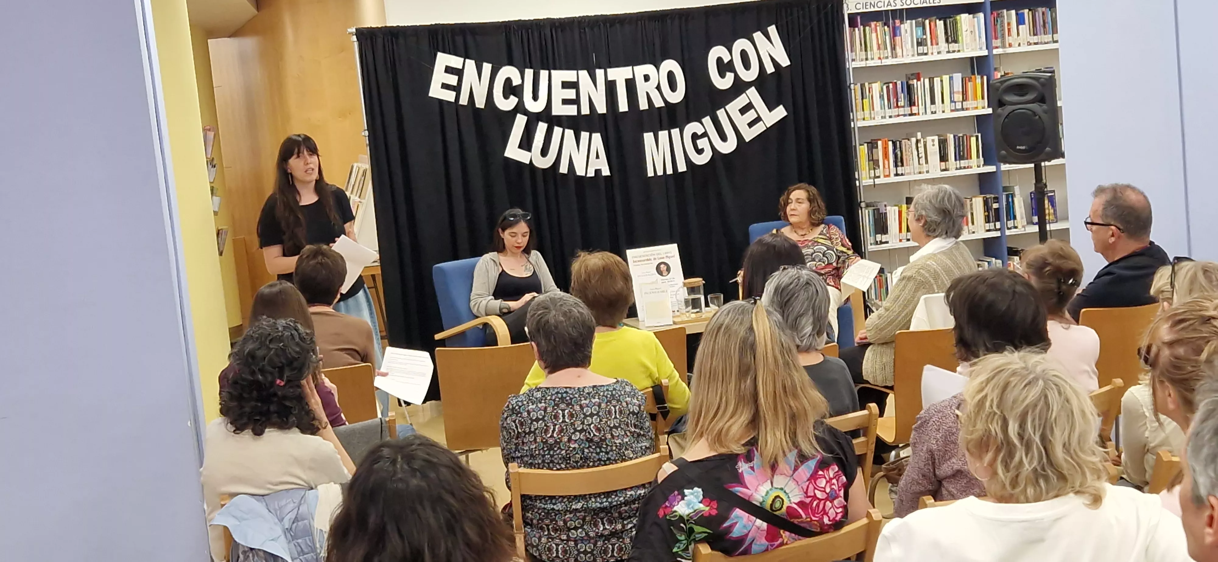 Luna Miguel y Chon Allué en la Biblioteca Durán Gudiol de Huesca. Foto Myriam Martínez