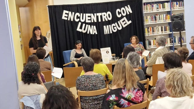 Luna Miguel y Chon Allué en la Biblioteca Durán Gudiol de Huesca. Foto Myriam Martínez