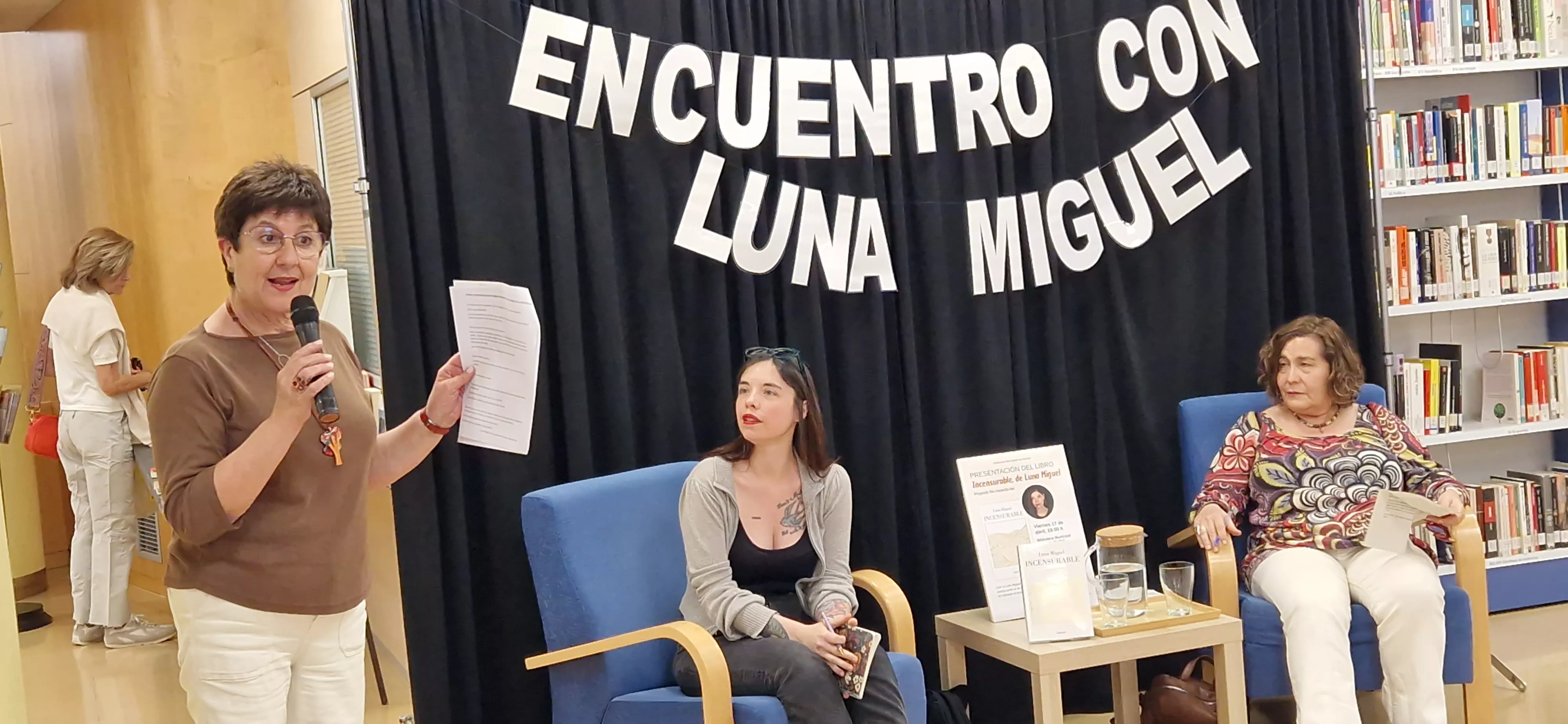 Teresa Rey leyó unos poemas. Foto Myriam Martínez