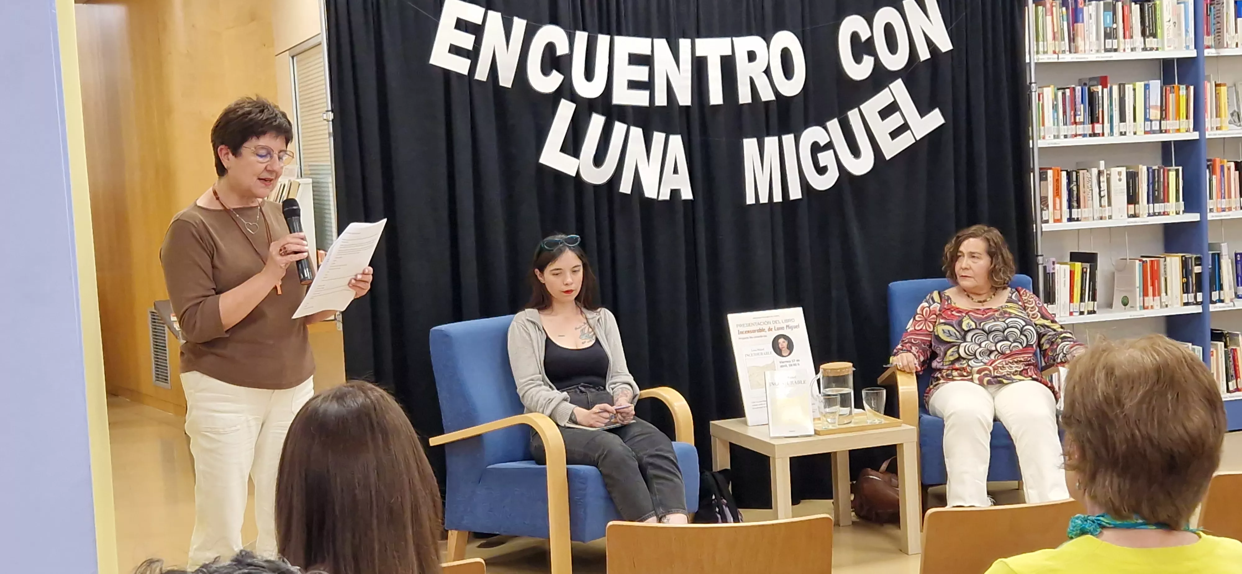 Teresa Rey leyó unos poemas. Foto Myriam Martínez