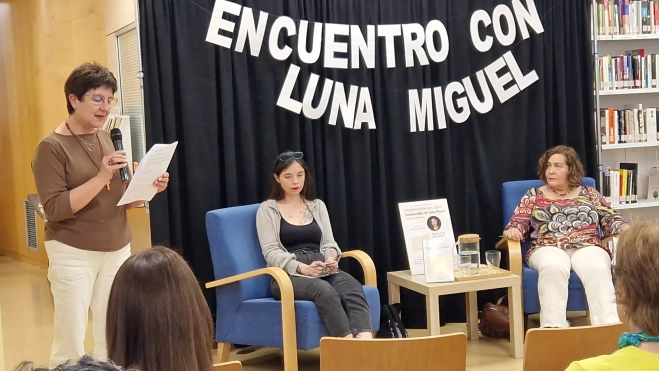 Teresa Rey leyó unos poemas. Foto Myriam Martínez