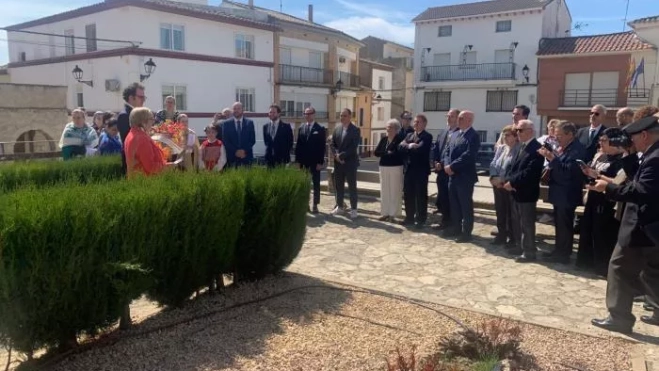 Homenaje a Miguel Servet que se ha desarrollado en la estatua de los jardines de la Iglesia de Santo Domingo y San Salvador