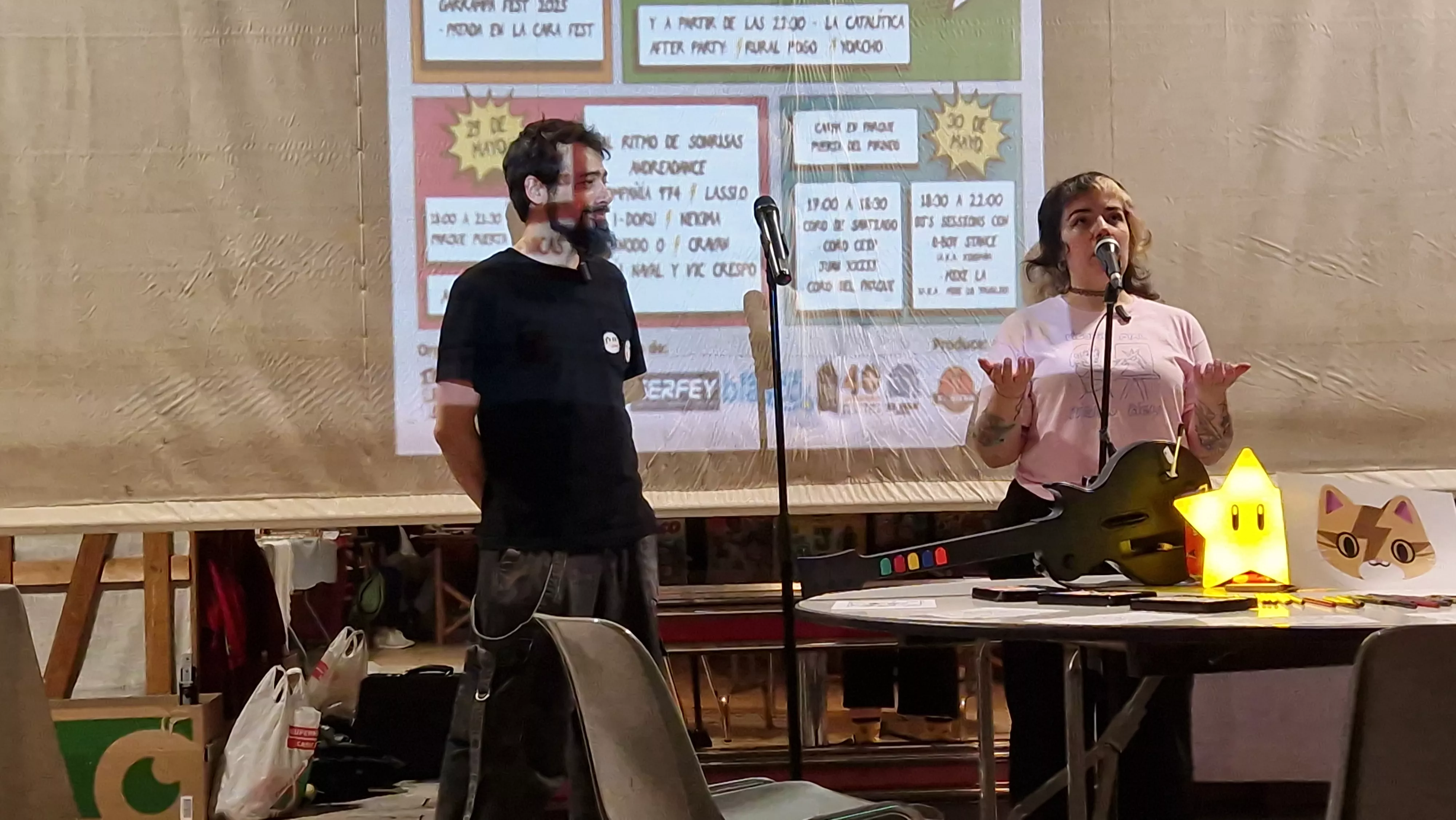 Alejandro Villacampa "Chino" y Leyre Lardiés, presentando el Garrampa Fest en la Catalítica. Foto Myriam Martínez