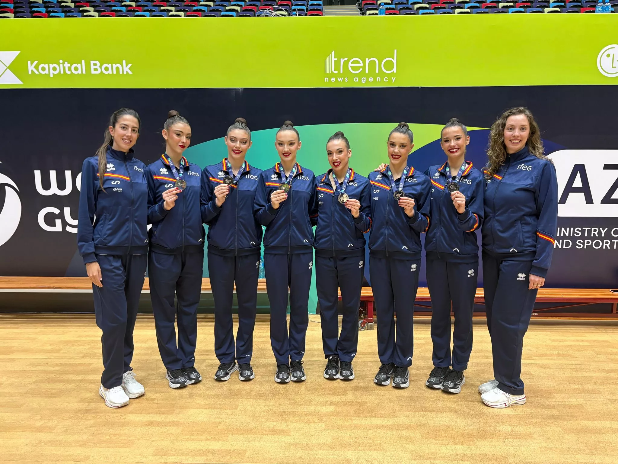 Las españolas muestran su primera medalla del año en Copa del Mundo.