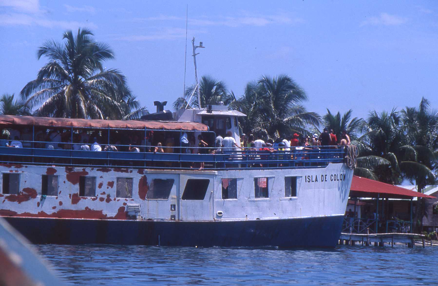 Llegada en barco de turistas panameños. Aquí el autor sintió pánico