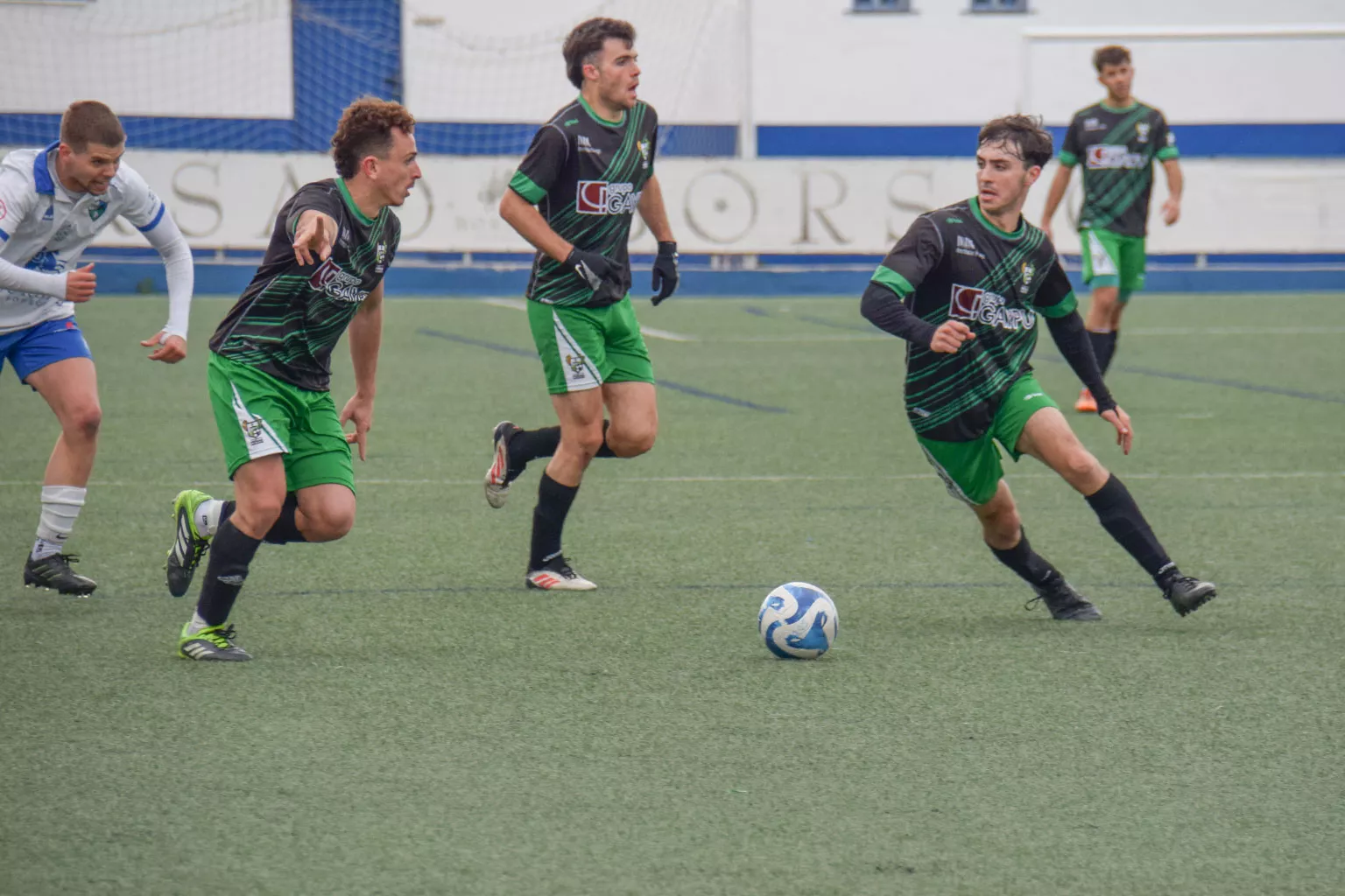 Foto de archivo de un partido del Peñas Oscenses. Resultados y clasificaciones del fútbol altoaragonés del 18 y 19 de abril.
