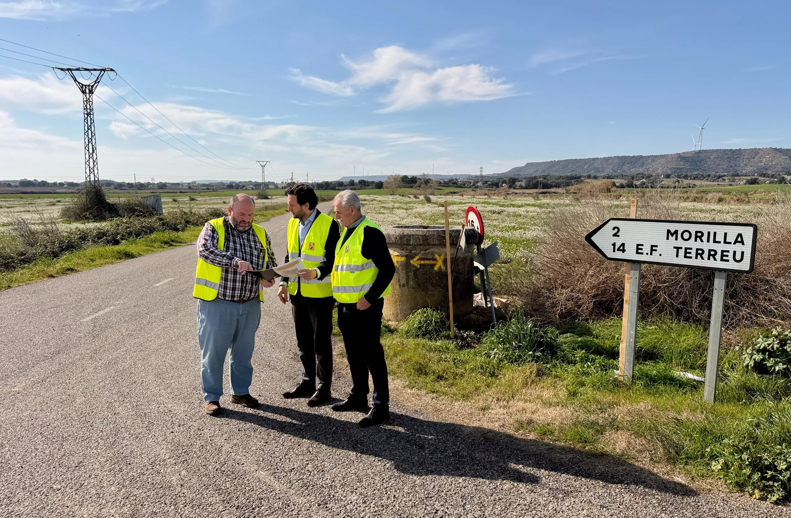 Isaac Claver y Álvaro Bescós junto al ingeniero Ricardo Páramo