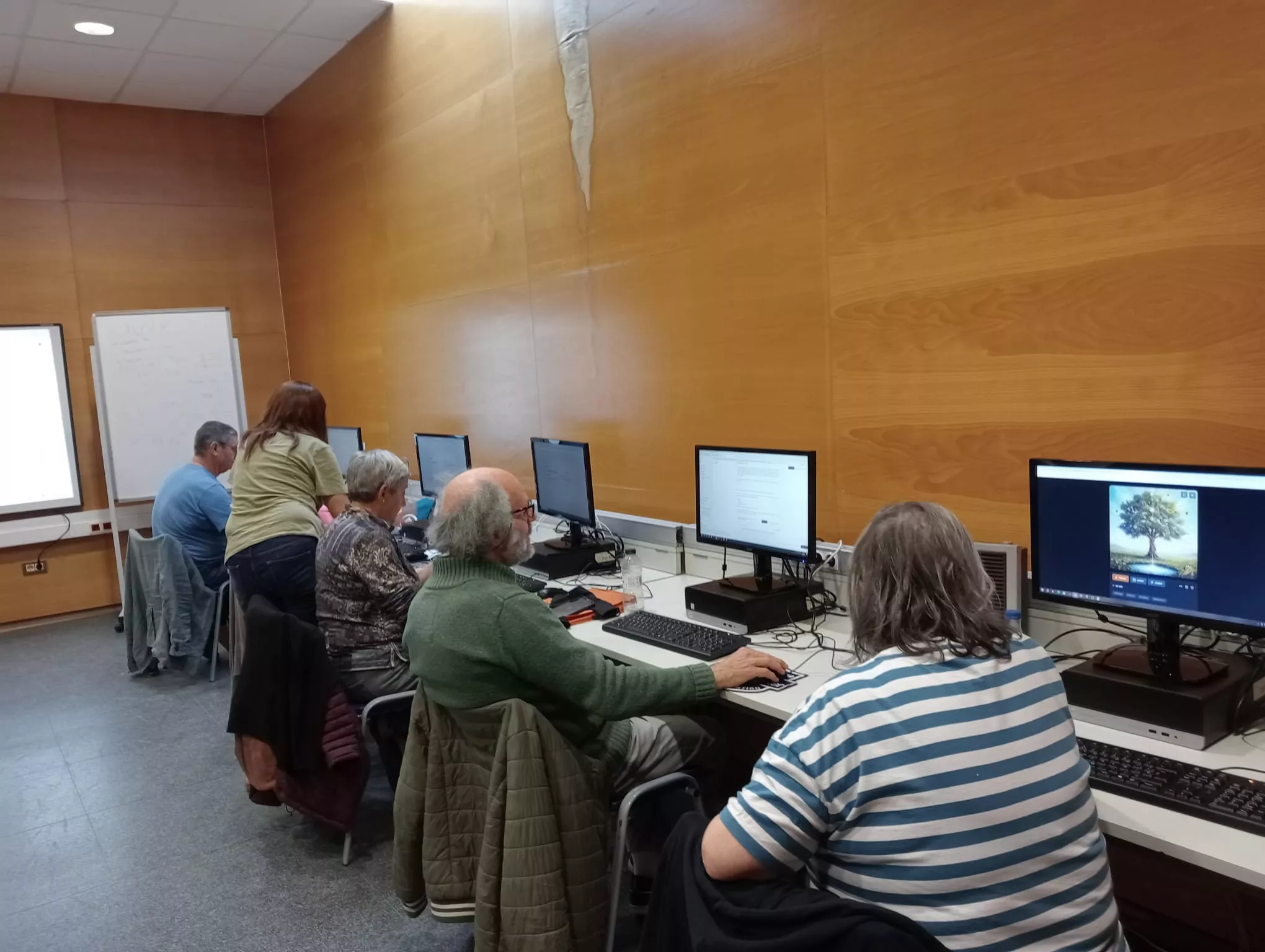 El grupo “60 y más” se forma en banca digital, IA y trámites online en Huesca.