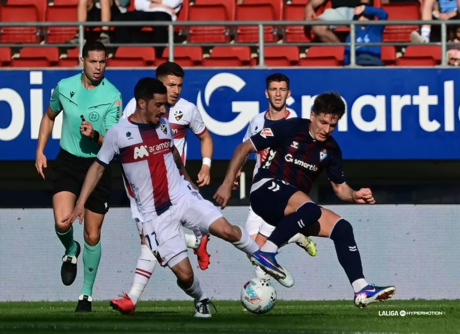 Julio Alonso, jugador del Huesca, en un instante del partido en Eibar. Foto: LaLiga