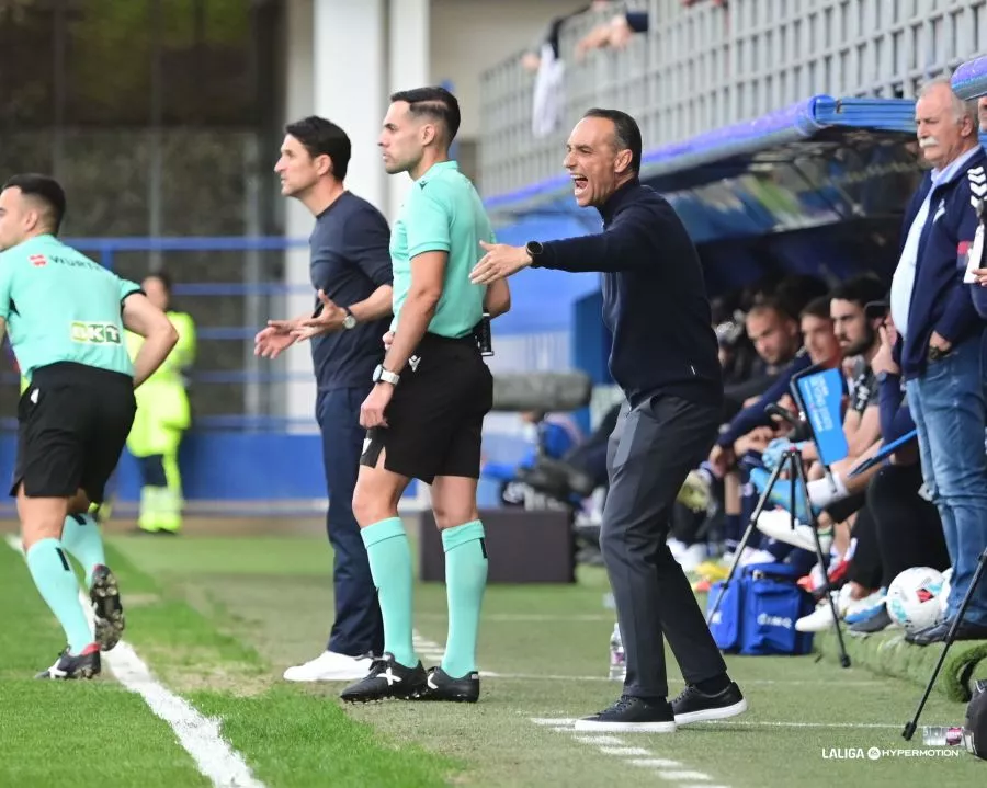 Oltra, enfadado en la banda de Ipurúa. Oltra: "Tendremos que apurar las pocas opciones que tenemos". Foto: LaLiga