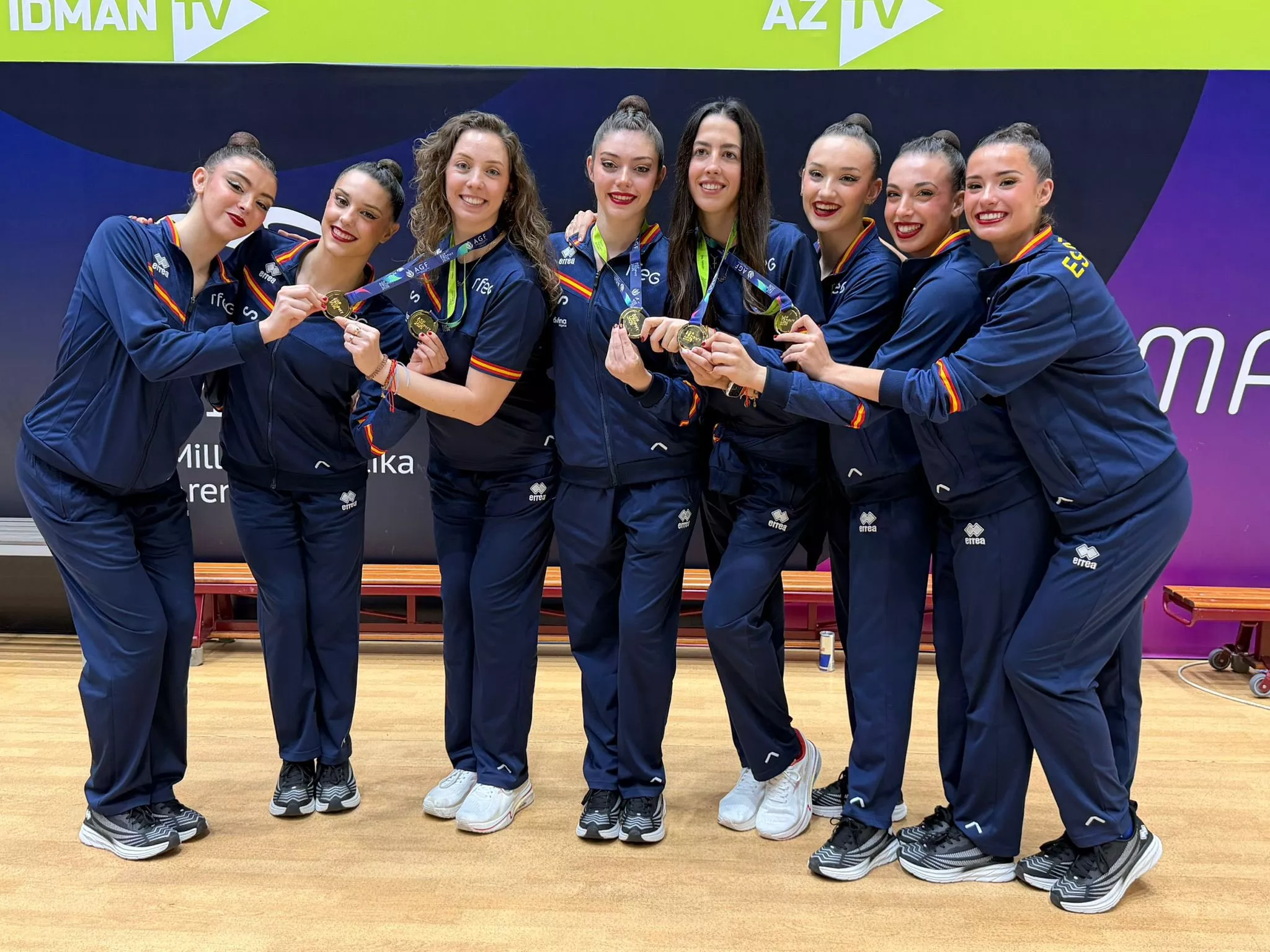 El equipo español, tras su victoria en el ejercicio mixto.