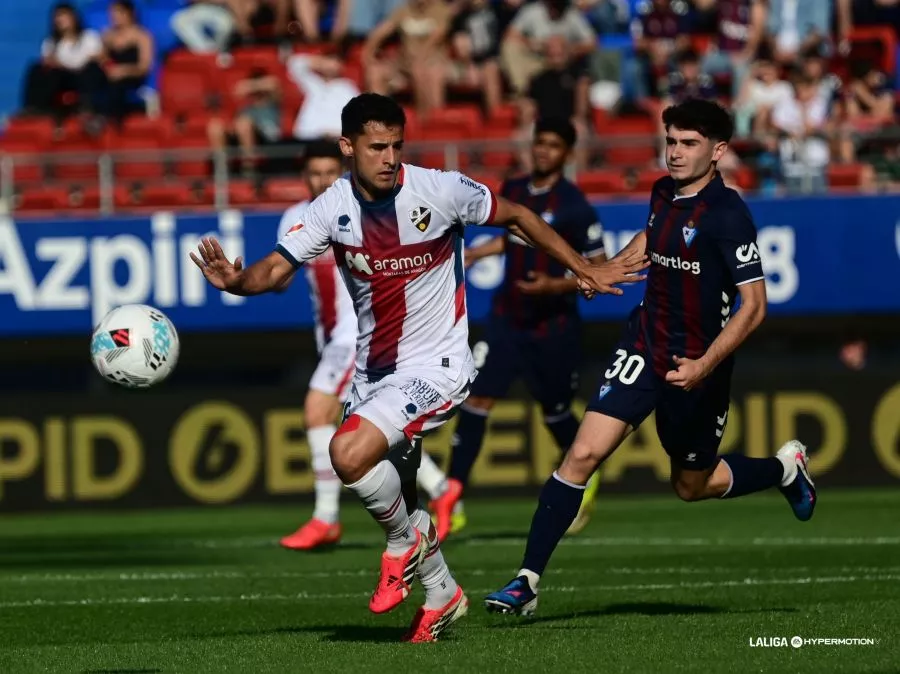 Jesús Álvarez en el control del balón. El tercero de los tres desastres del trío calavera.