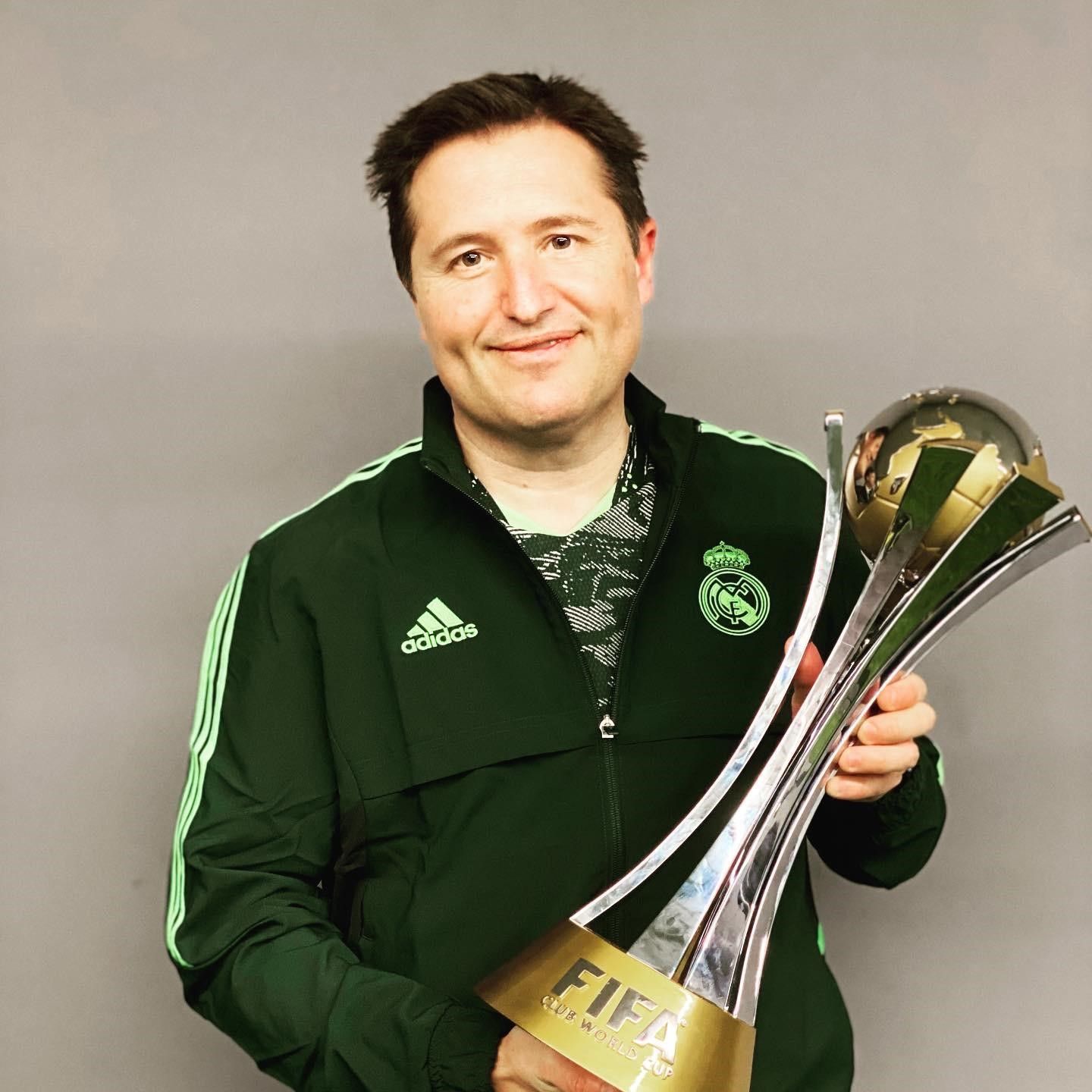 José Víctor Alfaro, con la Copa del Mundial de Clubes