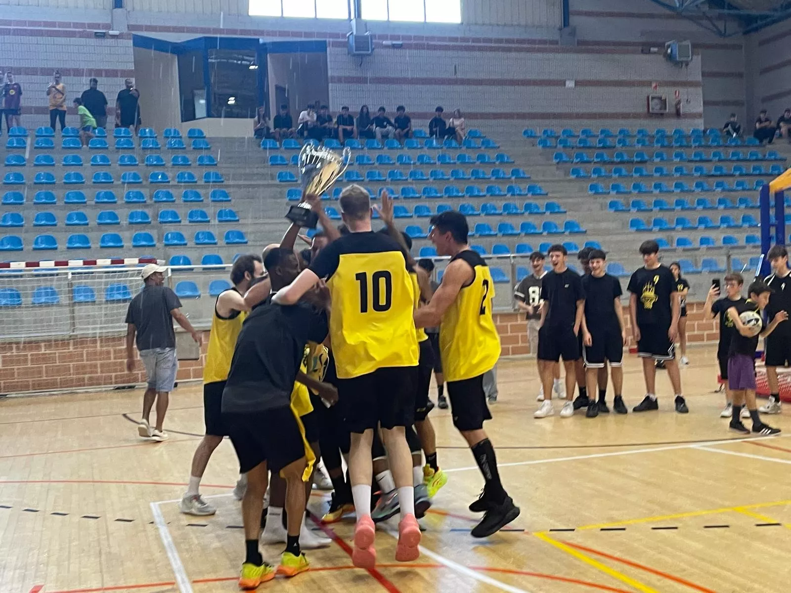 El CB Monzón ha celebrado por todo lo alto el título.