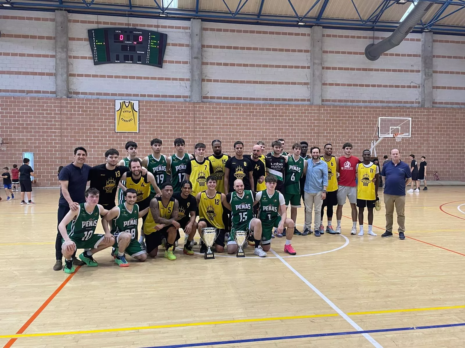 Los dos equipos, tras la final.