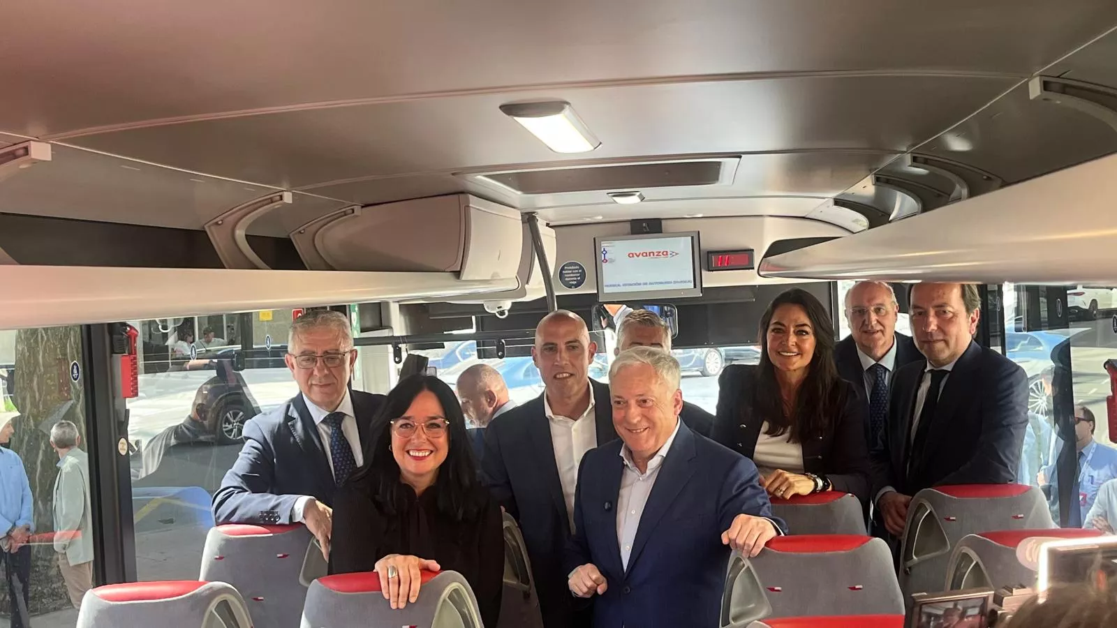 Responsables institucionales y empresariales tras la presentación del nuevo mapa de transporte. Foto Mercedes Manterola