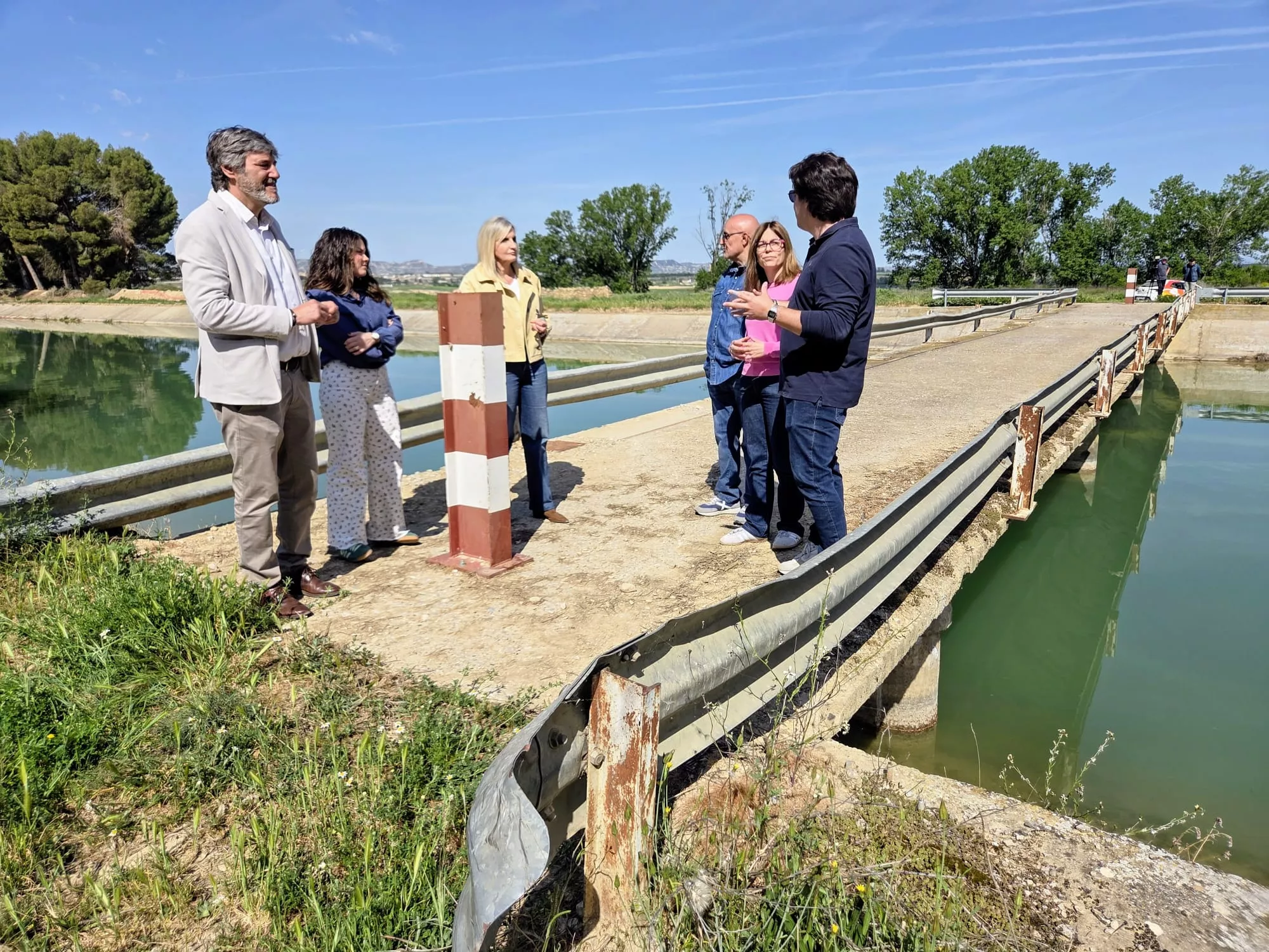 Oliván y representantes del PP en un puente cerrado del Canal de Monegros.
