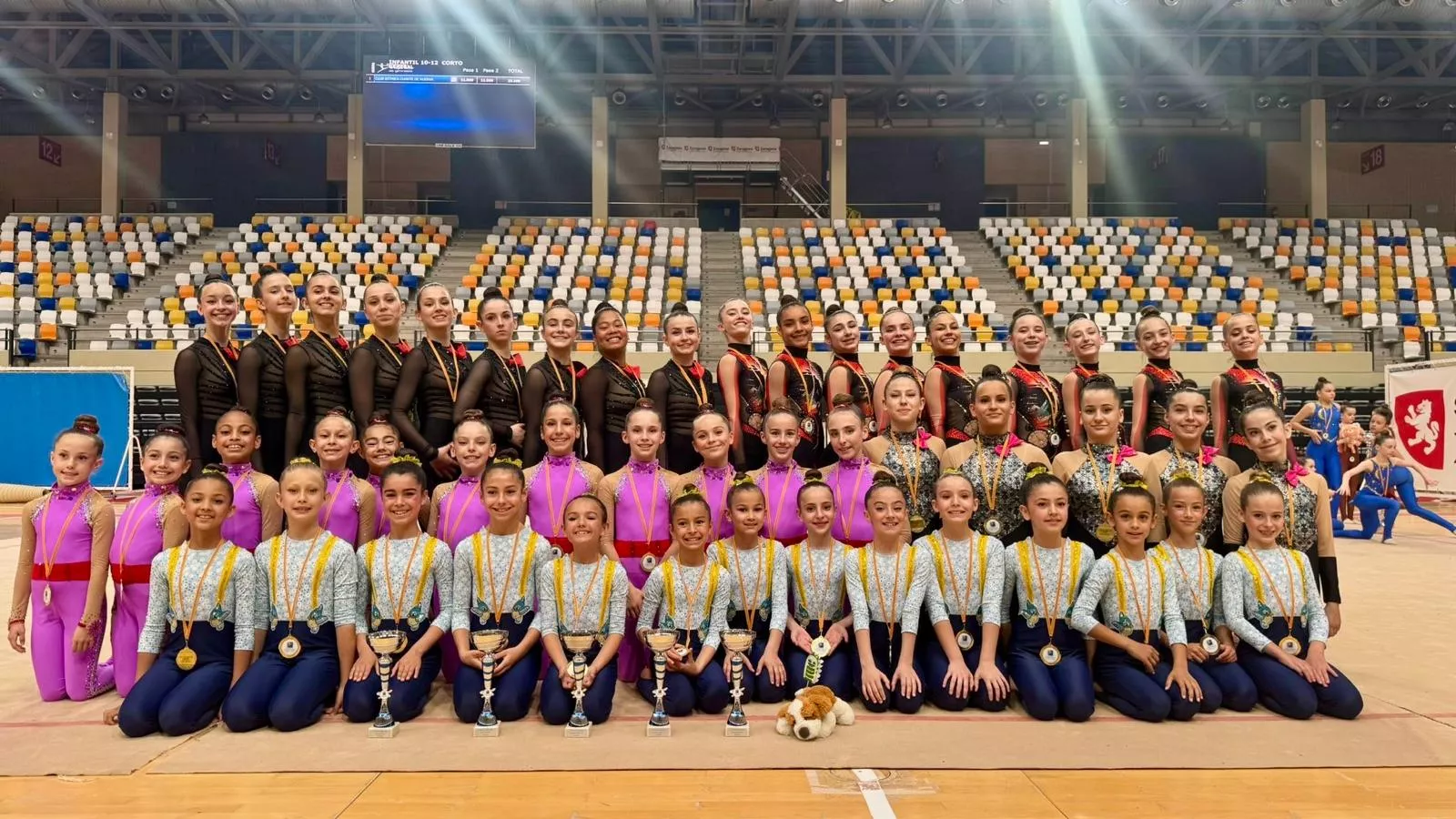 Equipos del Club 90 de estética con pleno de oros.