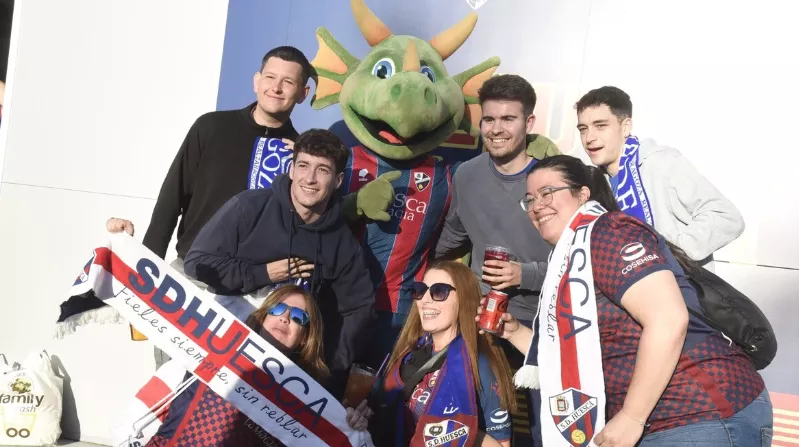 Comida popular en la terraza de El Alcoraz para calentar motores en el derbi
