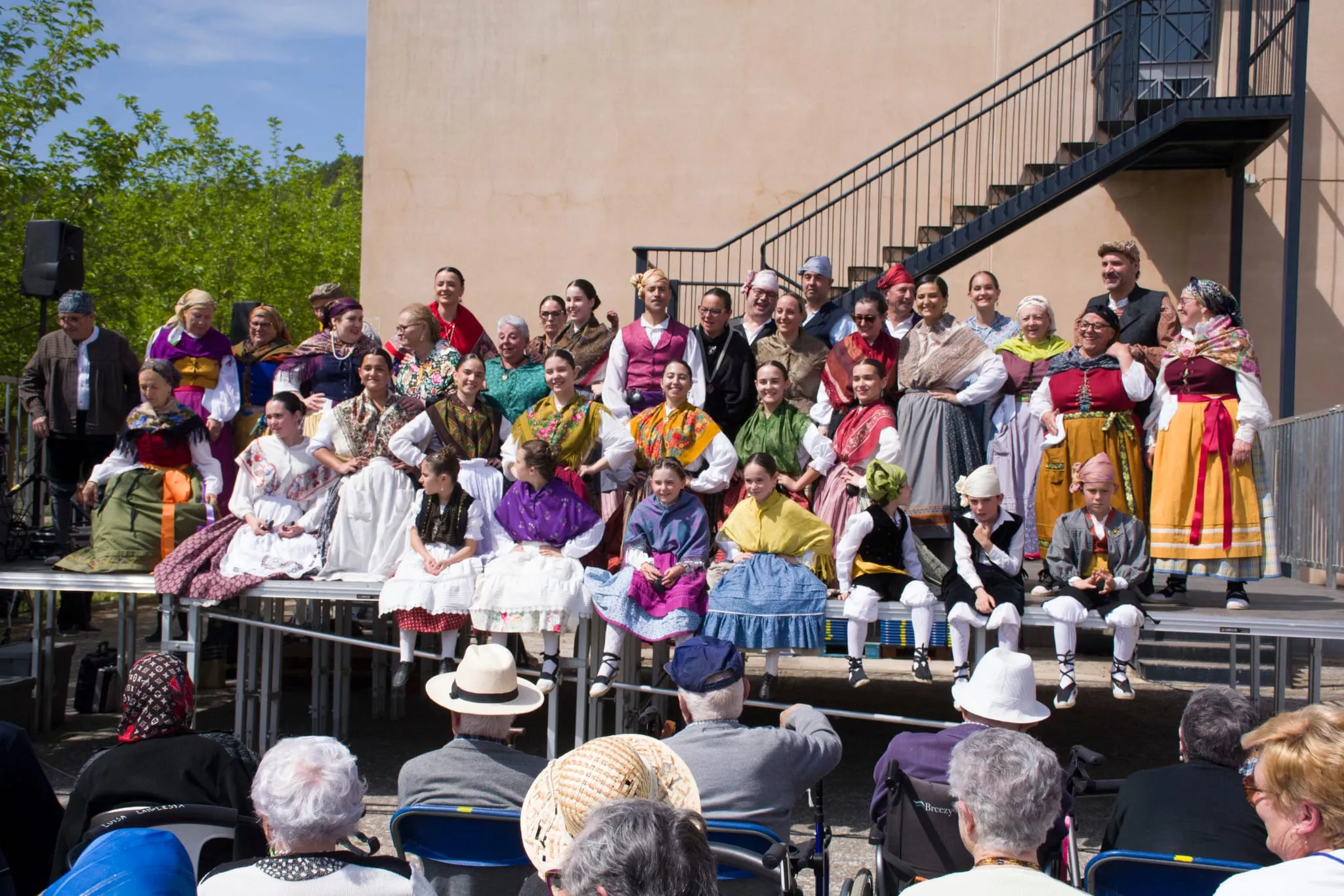 Emotivo festival de la Agrupación Folclórica Santa Leticia de Ayerbe.