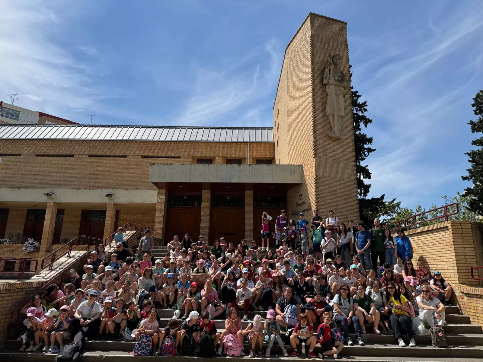 Los niños participantes en la iniciativa, en la escalinata de la Parroquia de Santiago Apóstol