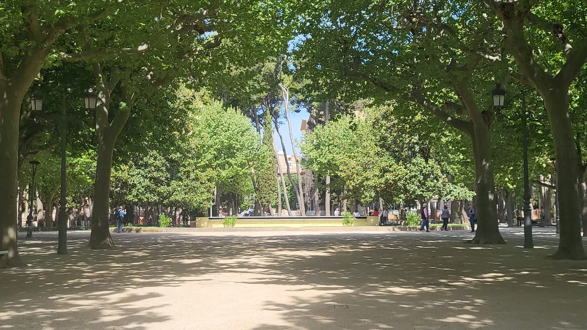 Renovación de viales principales en el parque Miguel Servet de Huesca. Foto Mercedes Manterola