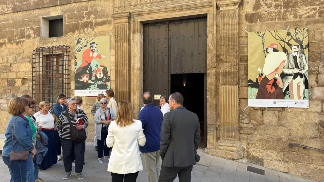 Muestra de las lonas que cuelgan en las calles de Fonz.