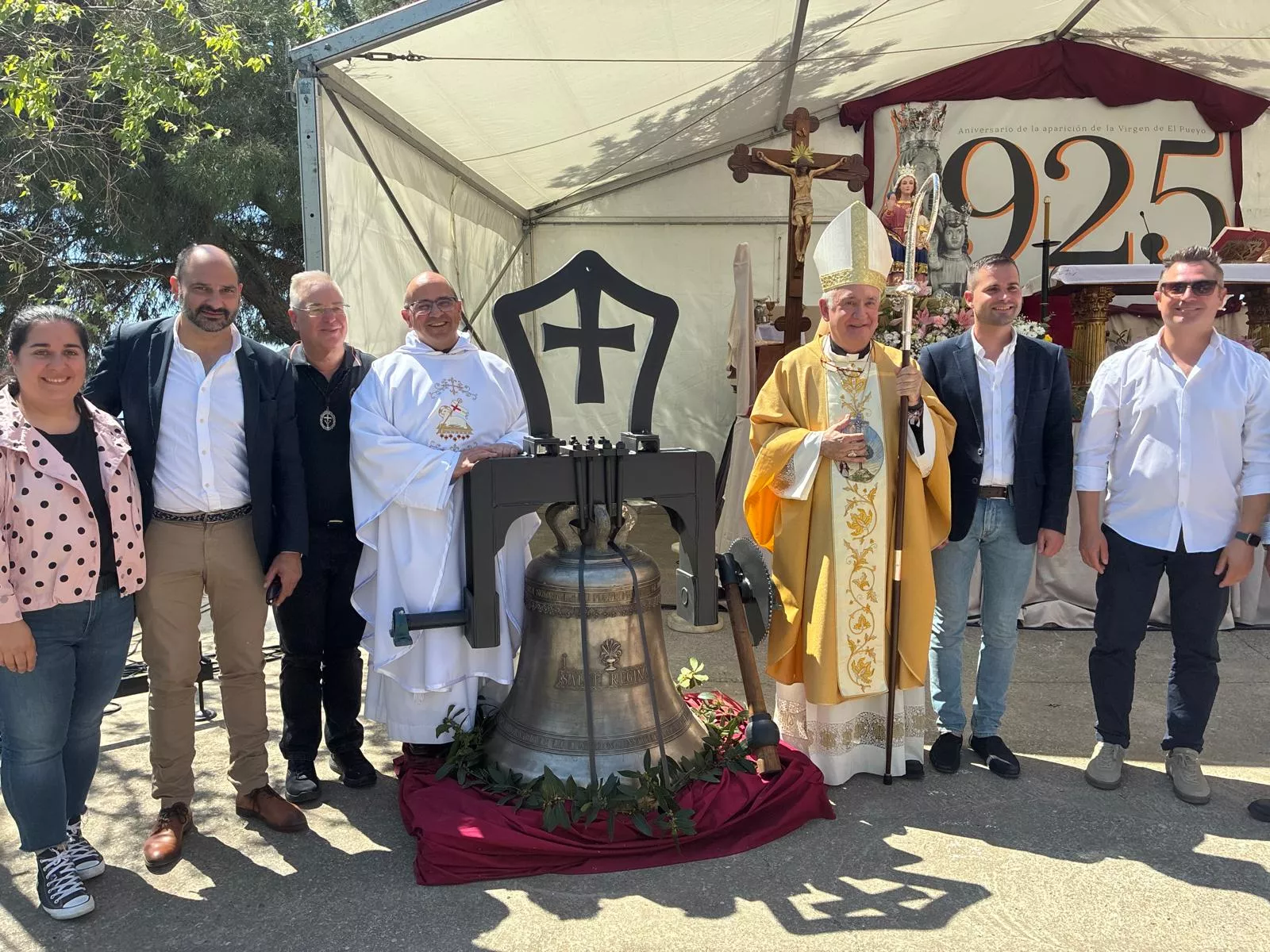El obispo Pérez Pueyo, el superior del Pueyo y el donante de la campana, este domingo.