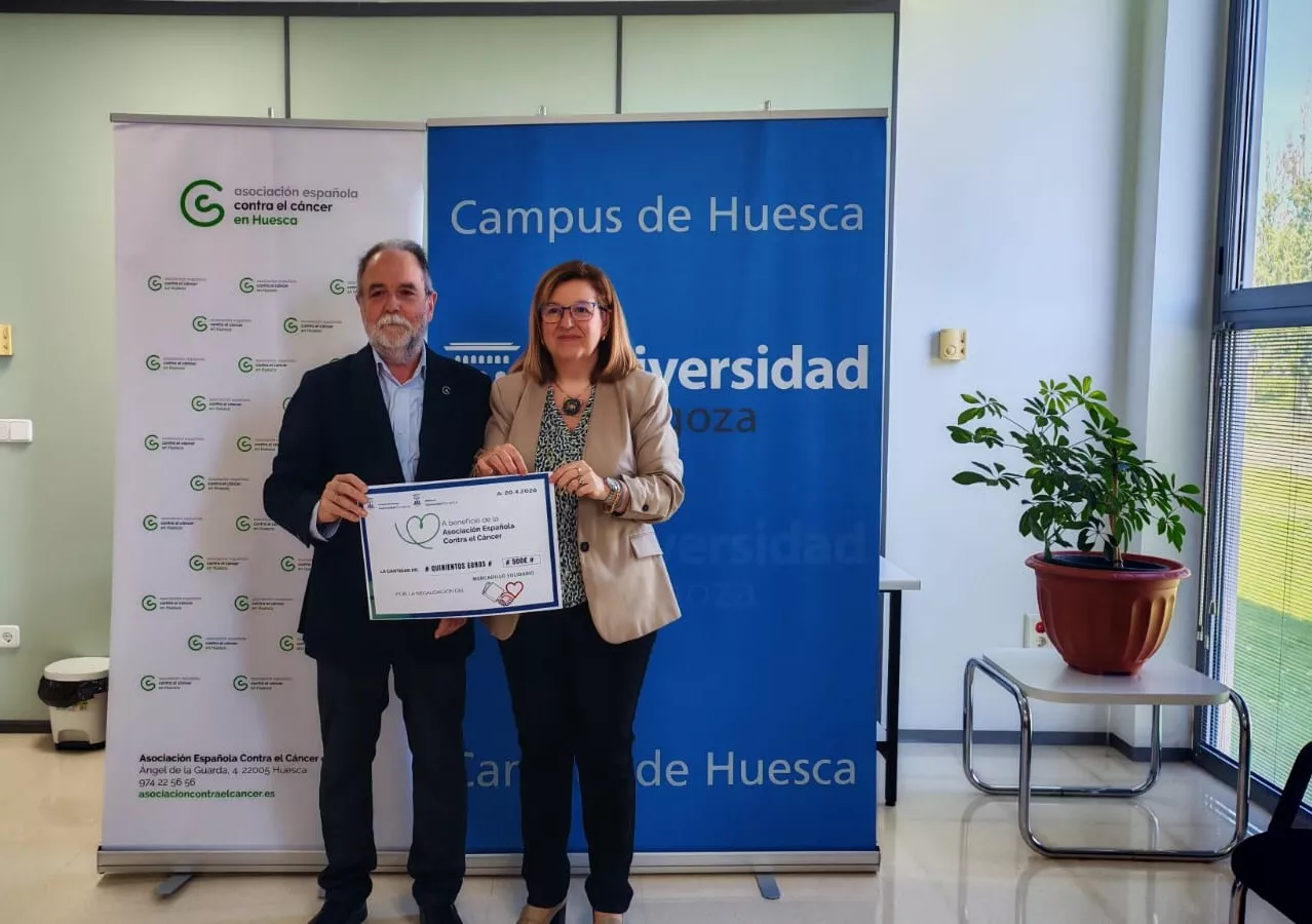 El Campus de Huesca entrega 500 euros a la AECC recaudados en sus mercadillos solidarios.