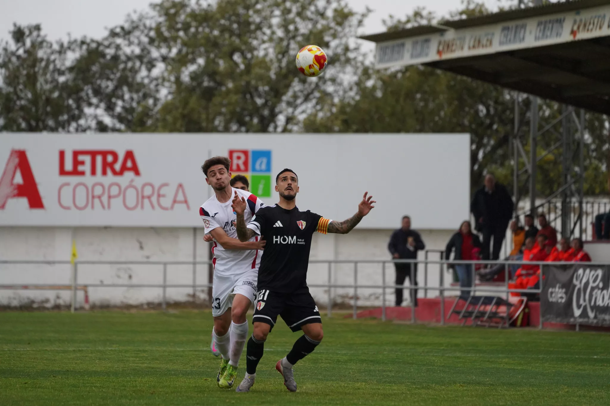 Sito Barrera, capitán del Barbastro, intenta controlar un balón en un partido. Foto: Dani Vidal