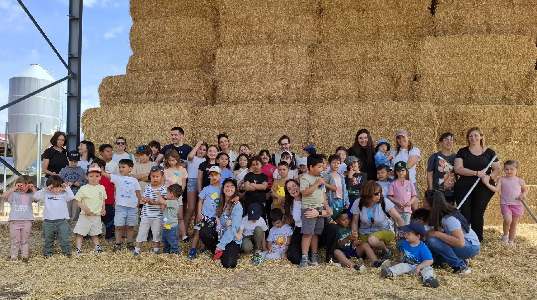 El premio de Asaja lleva a alumnos oscenses a descubrir la vida en una granja de la Sierra de Guara.