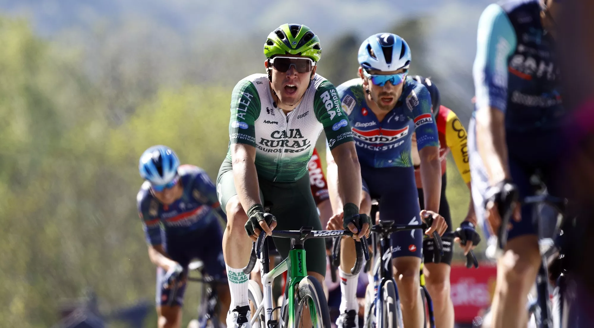 Barceló, con la boca abierta, cruza la meta en la Flecha Valona. Foto: @SprintCycling