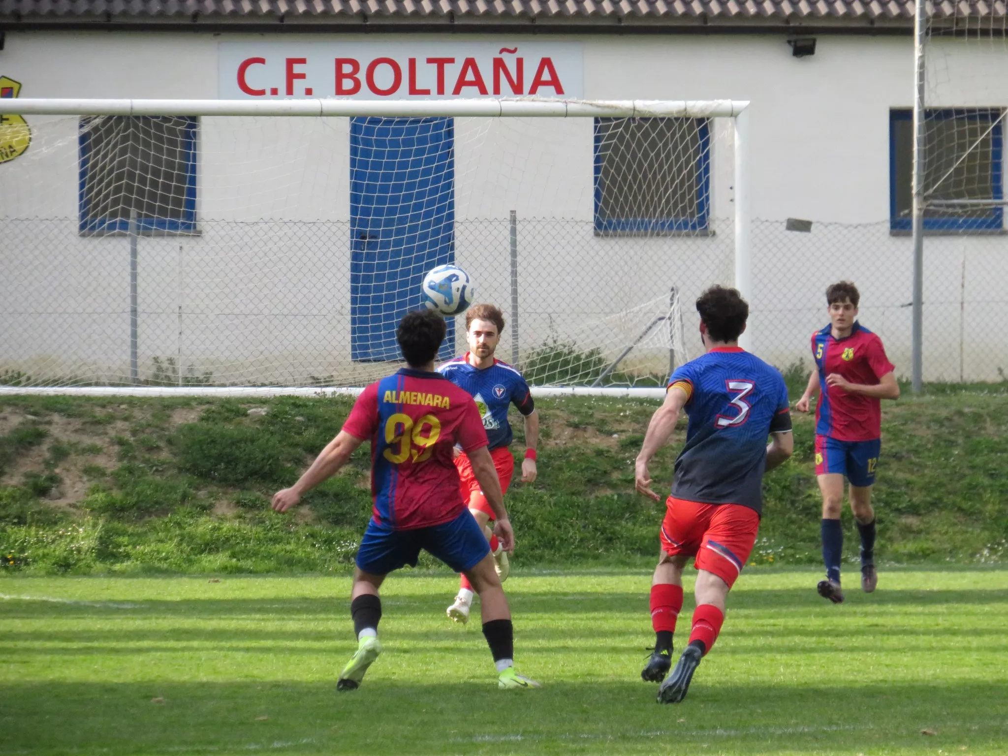 Foto de archivo del fútbol altoaragonés. Partidos, horarios y designaciones arbitrales del 25 y 26 de abril.