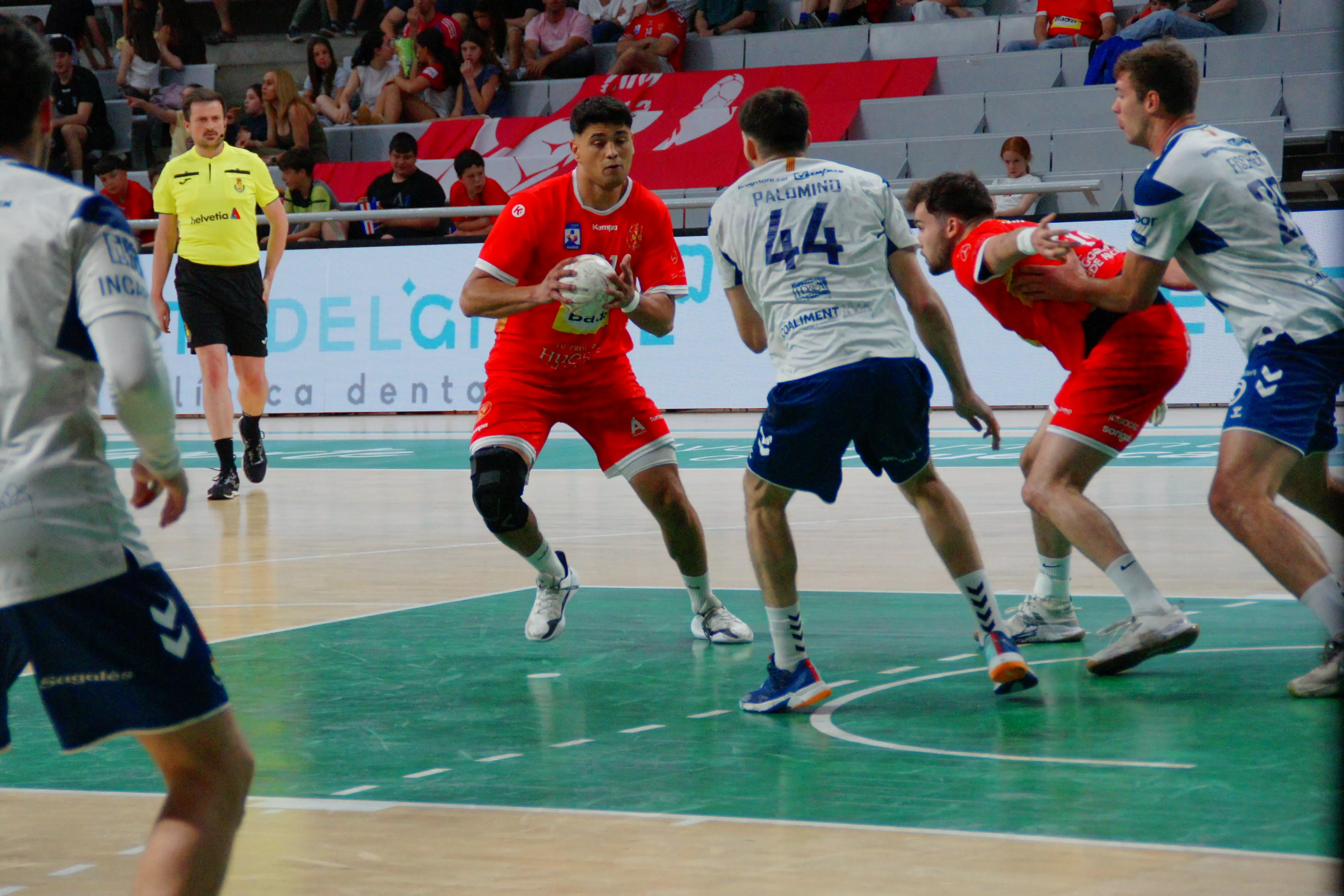 Bruno, jugador de Bada Huesca, en una jugada ante Granollers. 