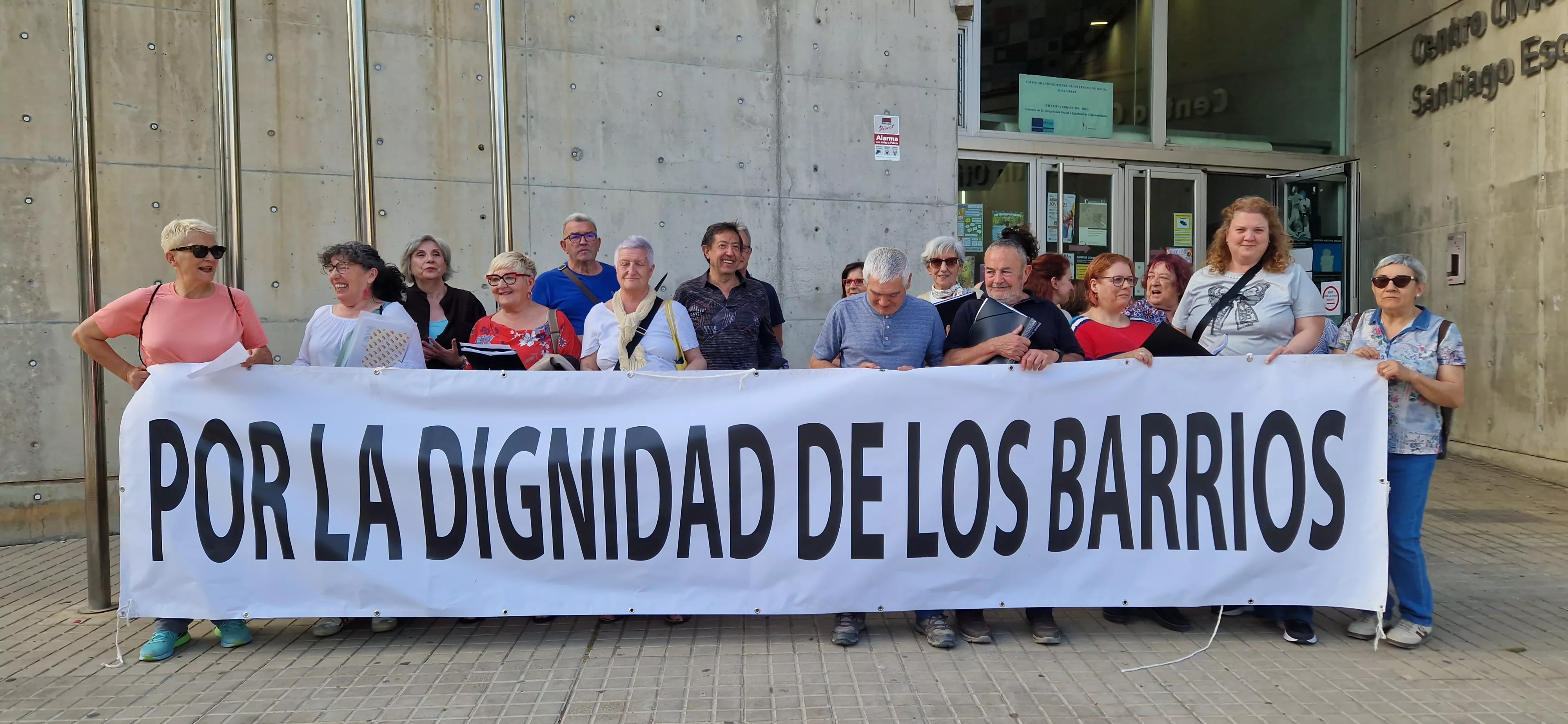 Concentración por la reapertura de la Biblioteca Ramón J. Sender. Foto Myriam Martínez