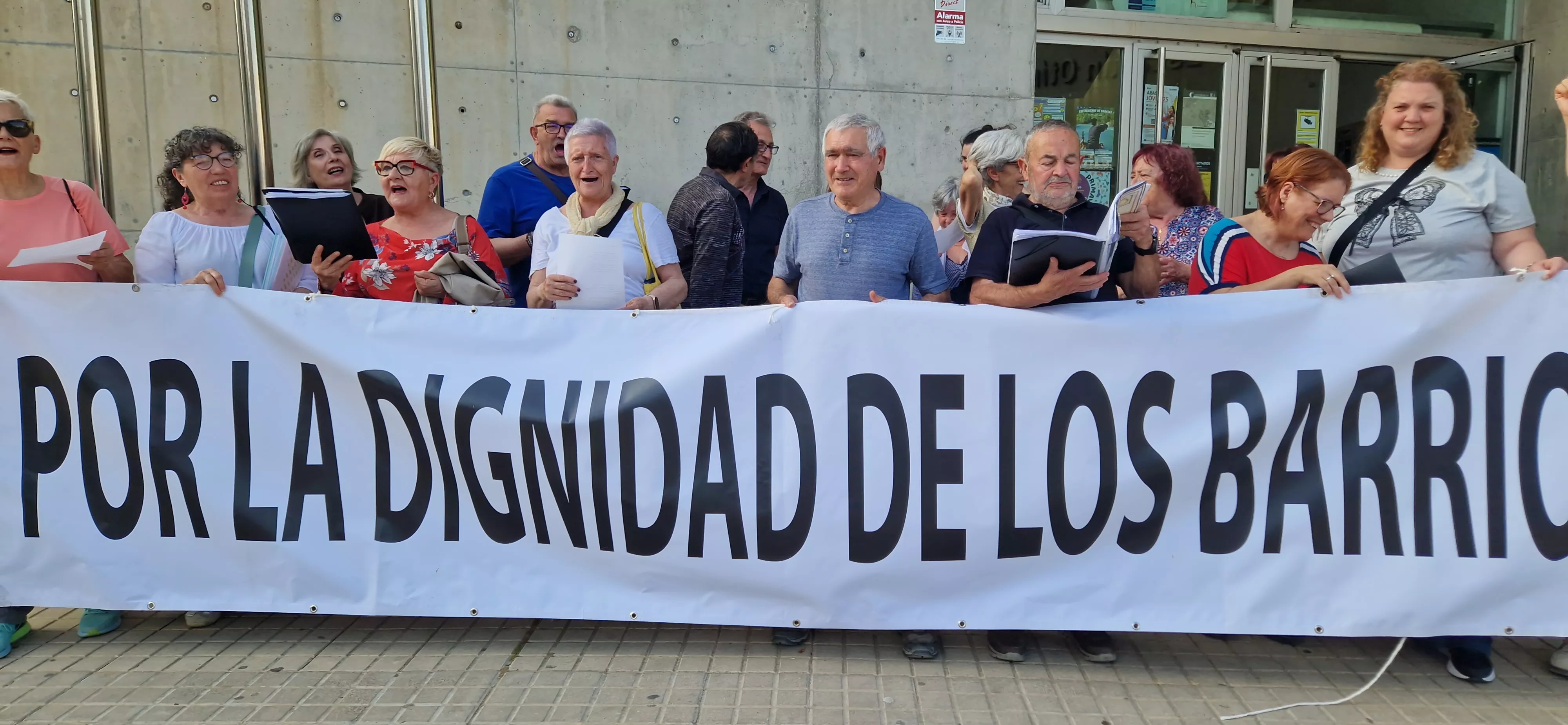 Concentración por la reapertura de la Biblioteca Ramón J. Sender. Foto Myriam Martínez