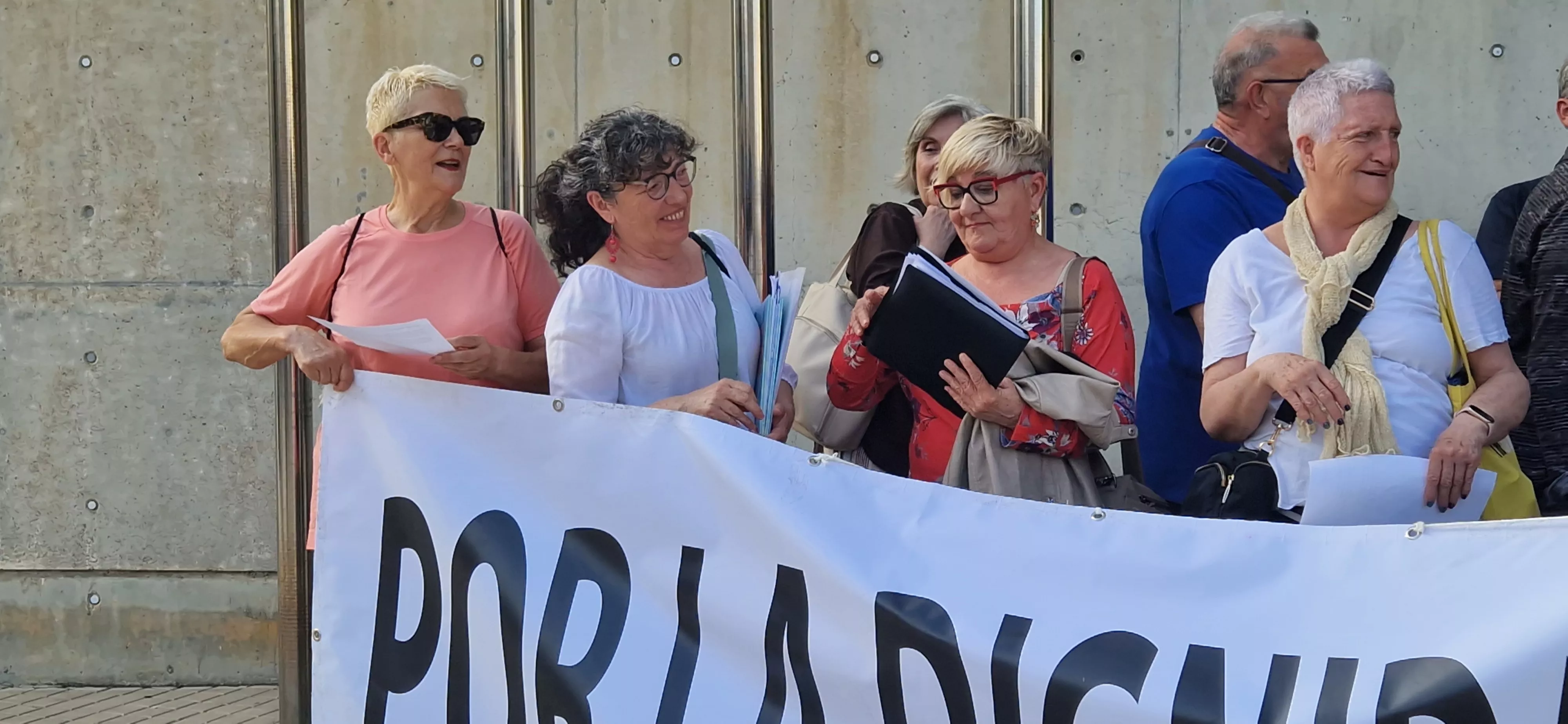 Concentración por la reapertura de la Biblioteca Ramón J. Sender. Foto Myriam Martínez