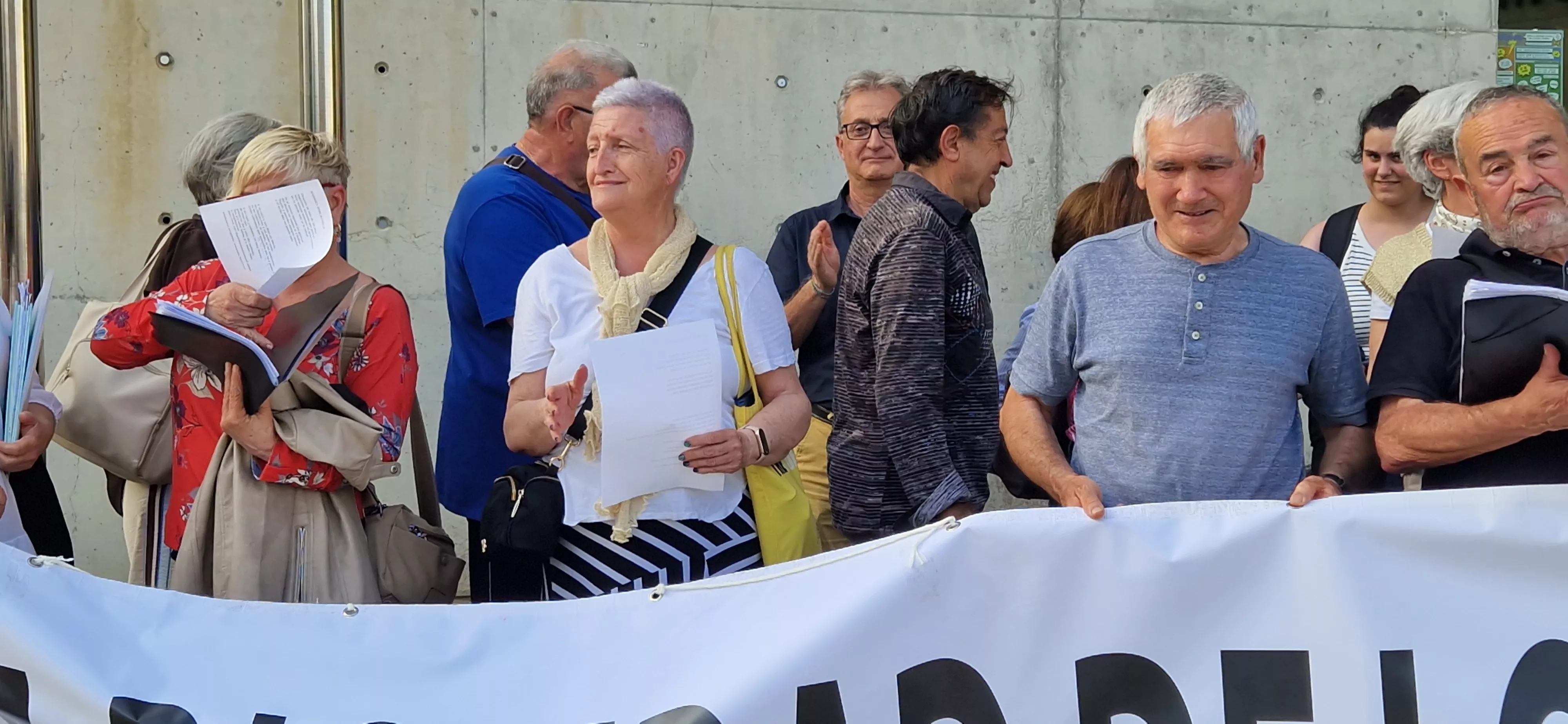 Concentración por la reapertura de la Biblioteca Ramón J. Sender. Foto Myriam Martínez