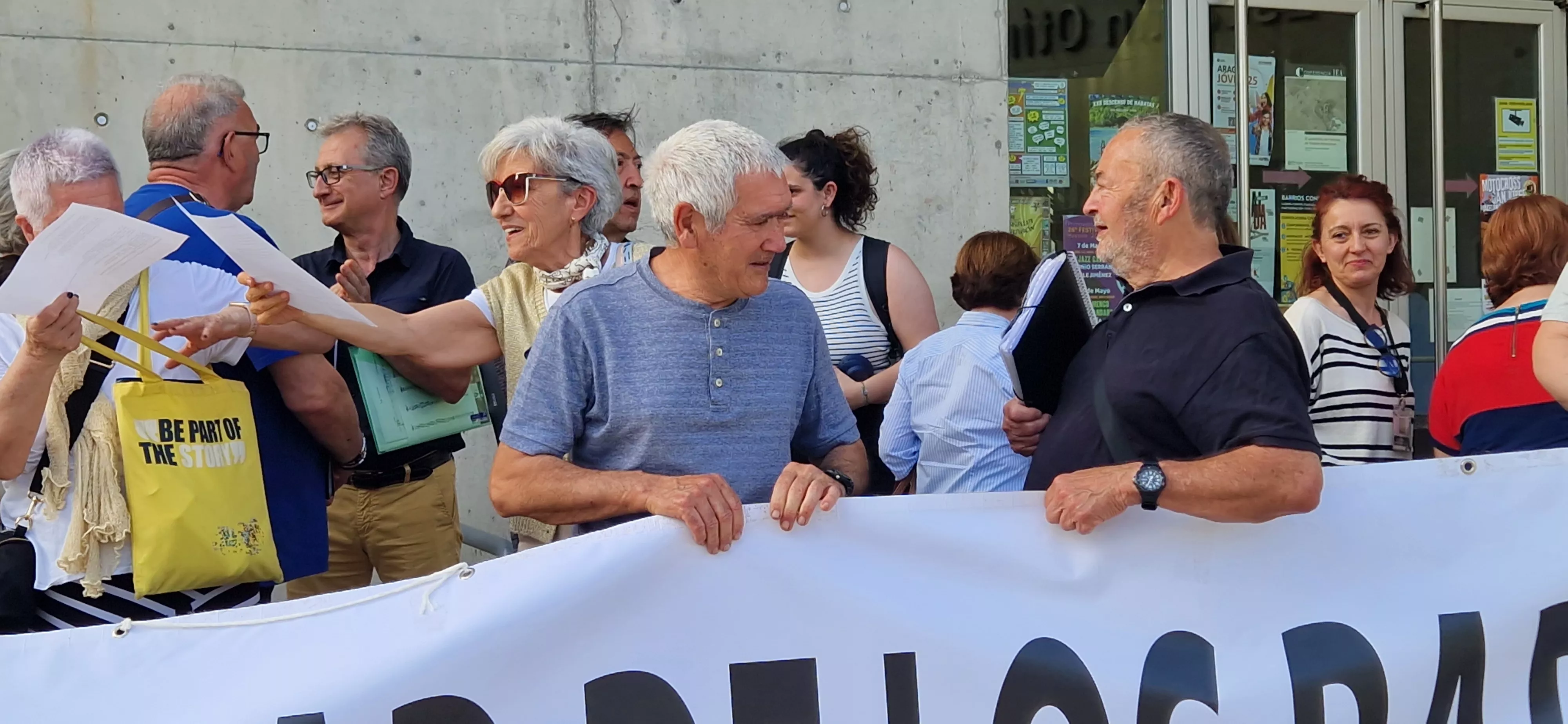 Concentración por la reapertura de la Biblioteca Ramón J. Sender. Foto Myriam Martínez