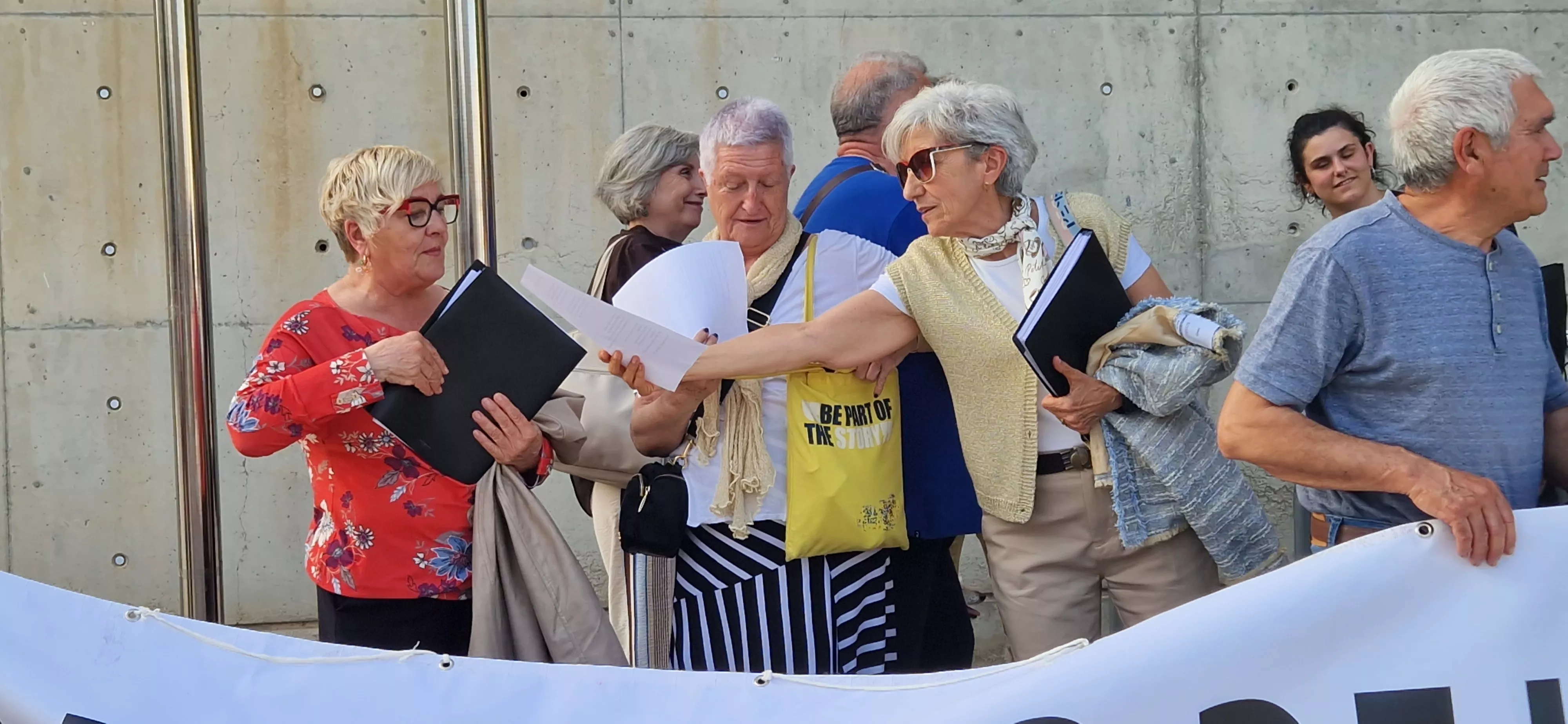 Concentración por la reapertura de la Biblioteca Ramón J. Sender. Foto Myriam Martínez