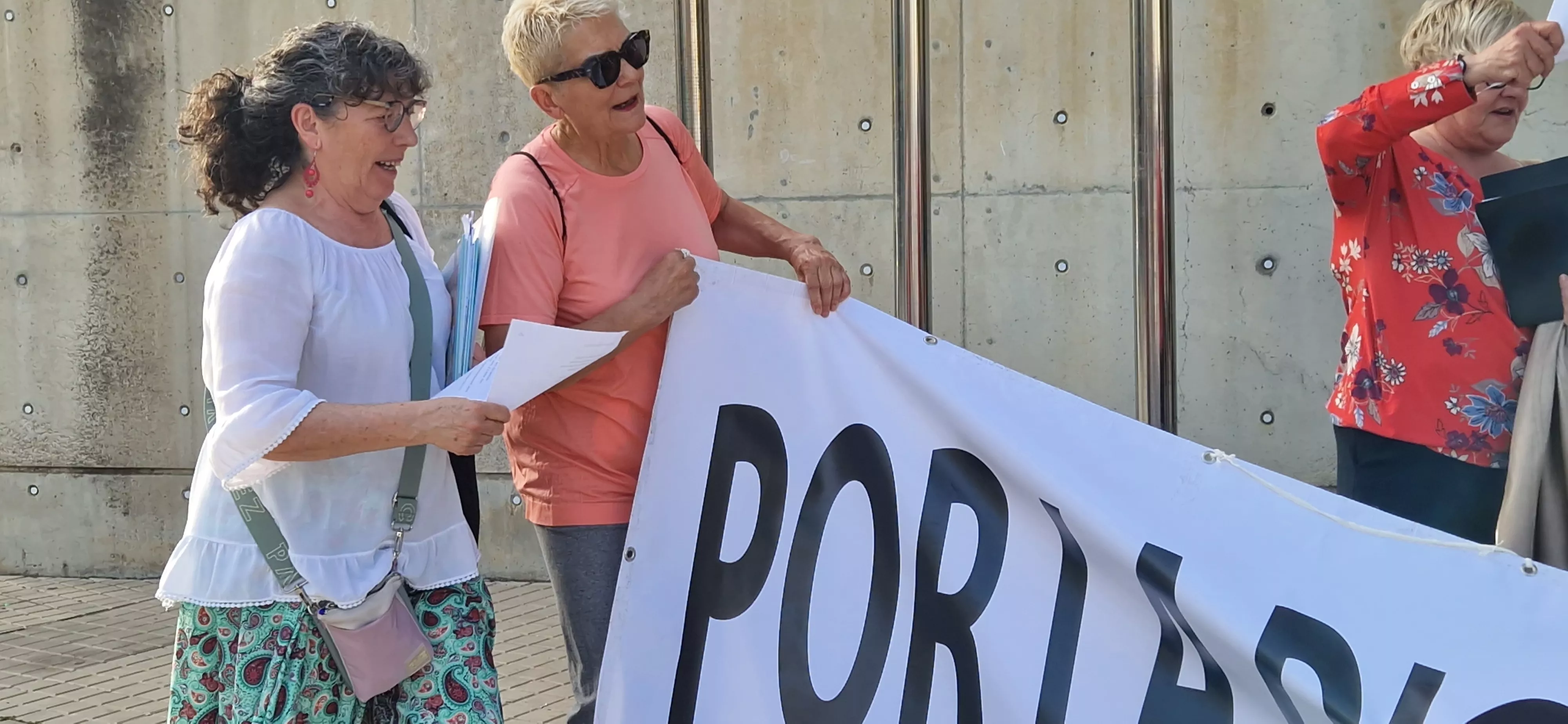 Concentración por la reapertura de la Biblioteca Ramón J. Sender. Foto Myriam Martínez