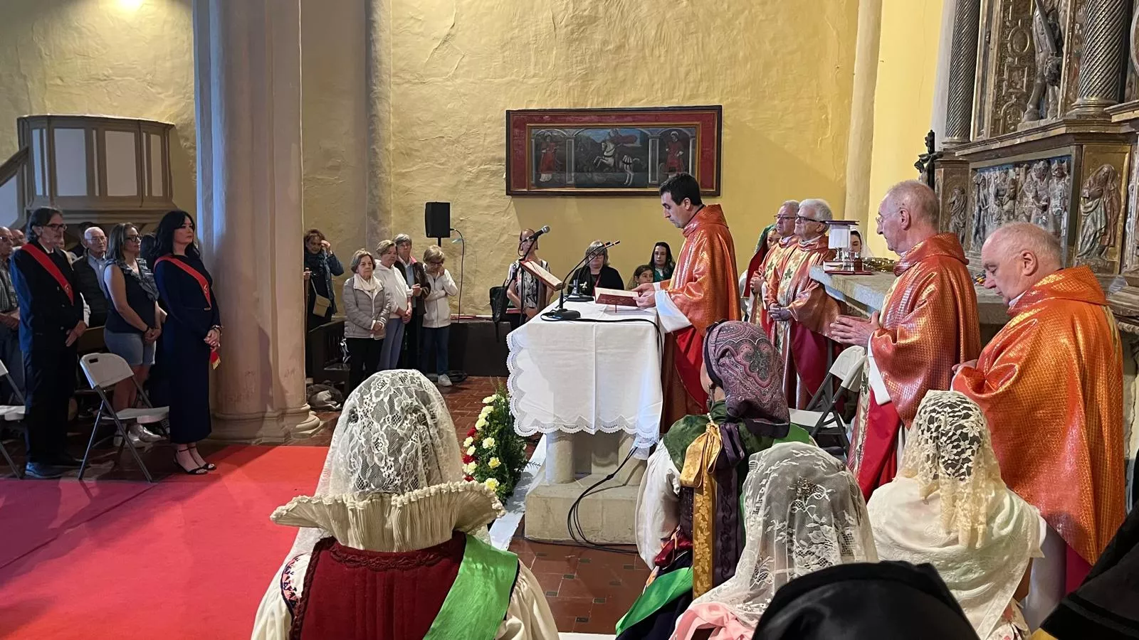 Misa en la ermita de San Jorge, en el día del patrón de Aragón. Foto Mercedes Manterola